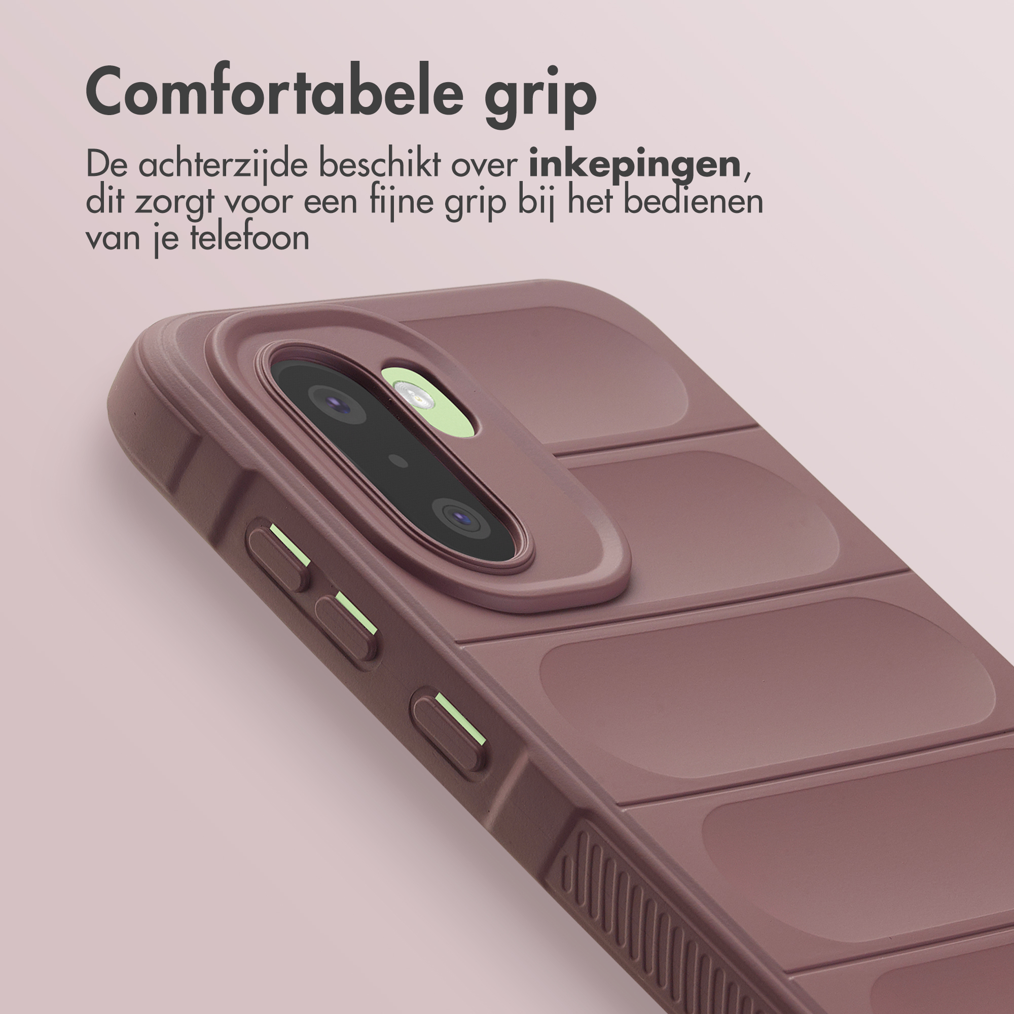 Bruine telefoonhoes met camera-uitsparing en groeven voor comfortabele grip.