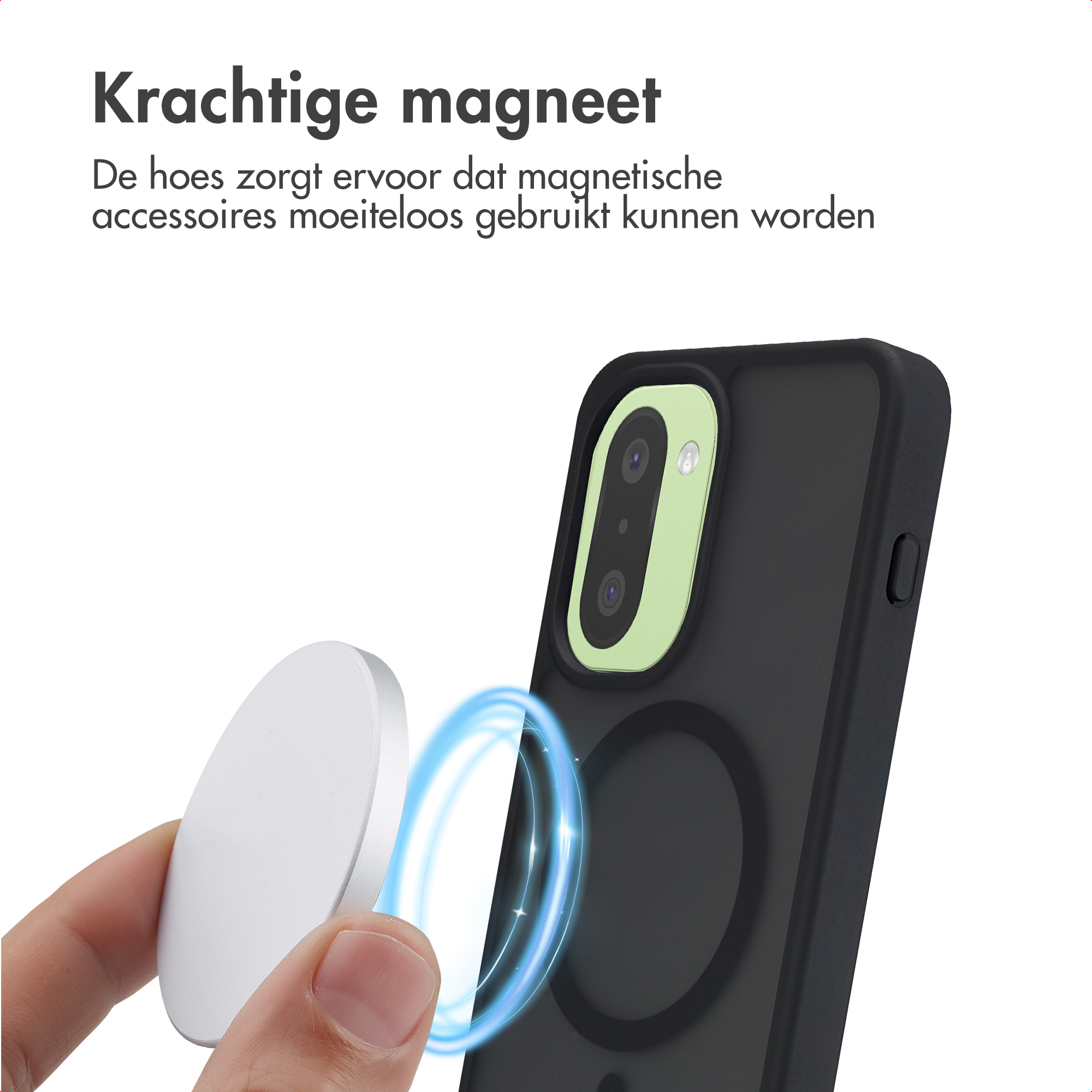 Een hand houdt een witte magneetplaat voor een zwarte telefoonhoes.