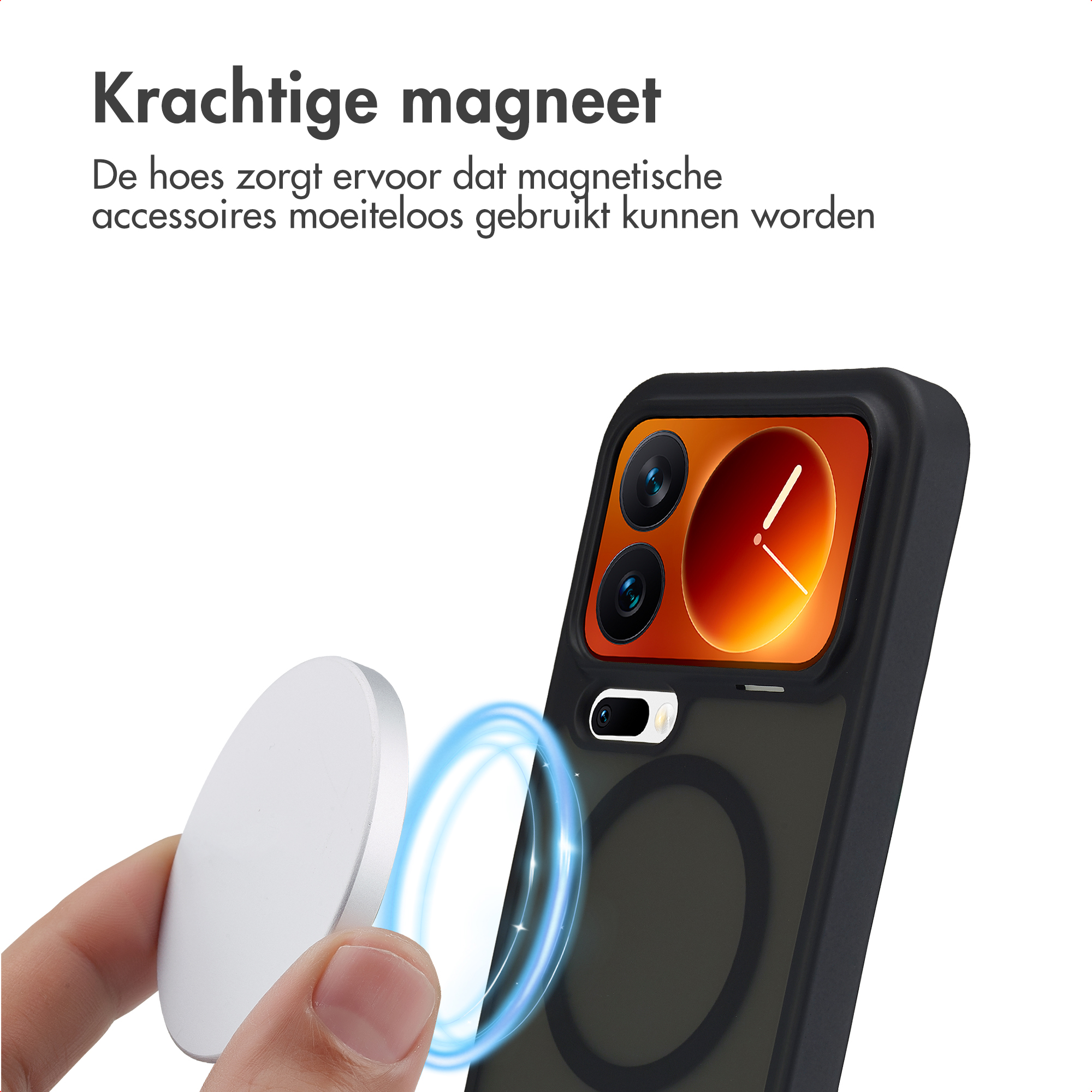 Een hand houdt een magnetische schijf vast naast een telefoon met camera's.