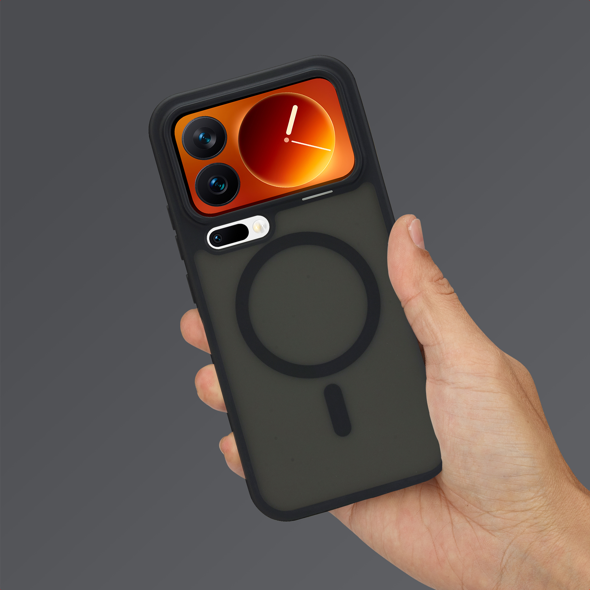 Hand houdt smartphone met donkere hoes vast, met camera en klok gezicht display.
