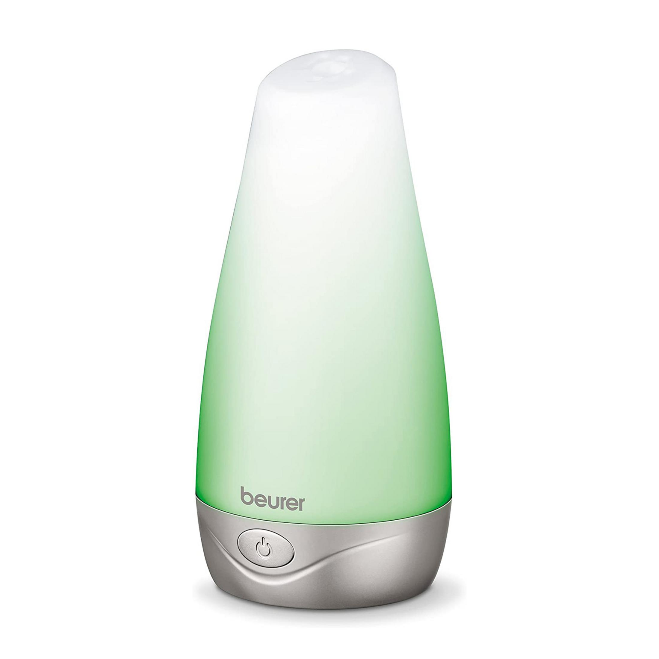 Ein Beurer Diffusor mit grünem Licht und silbernem Sockel mit Ein-/Aus-Symbol.