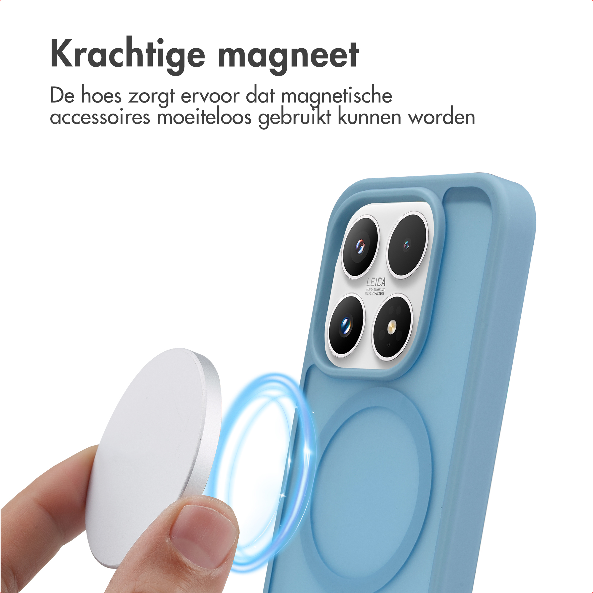 Een vinger houdt een witte magneet voor een blauwe telefoonhoes met vier camera's.