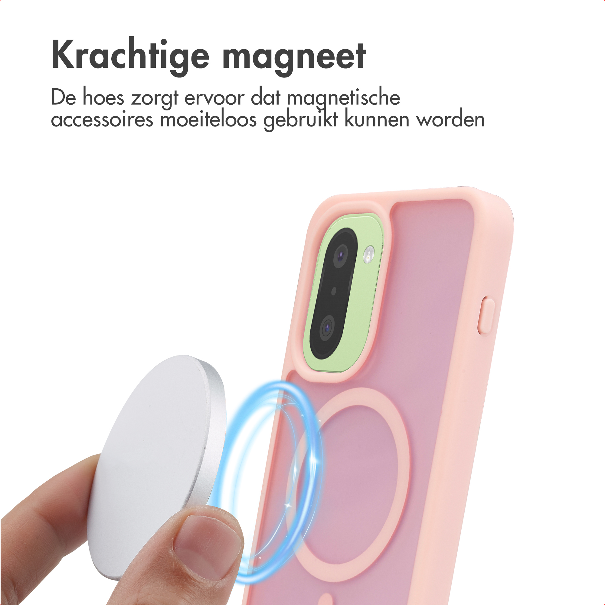 Een hand houdt een zilveren magneet voor een roze telefoonhoes met een groene camerabezel.