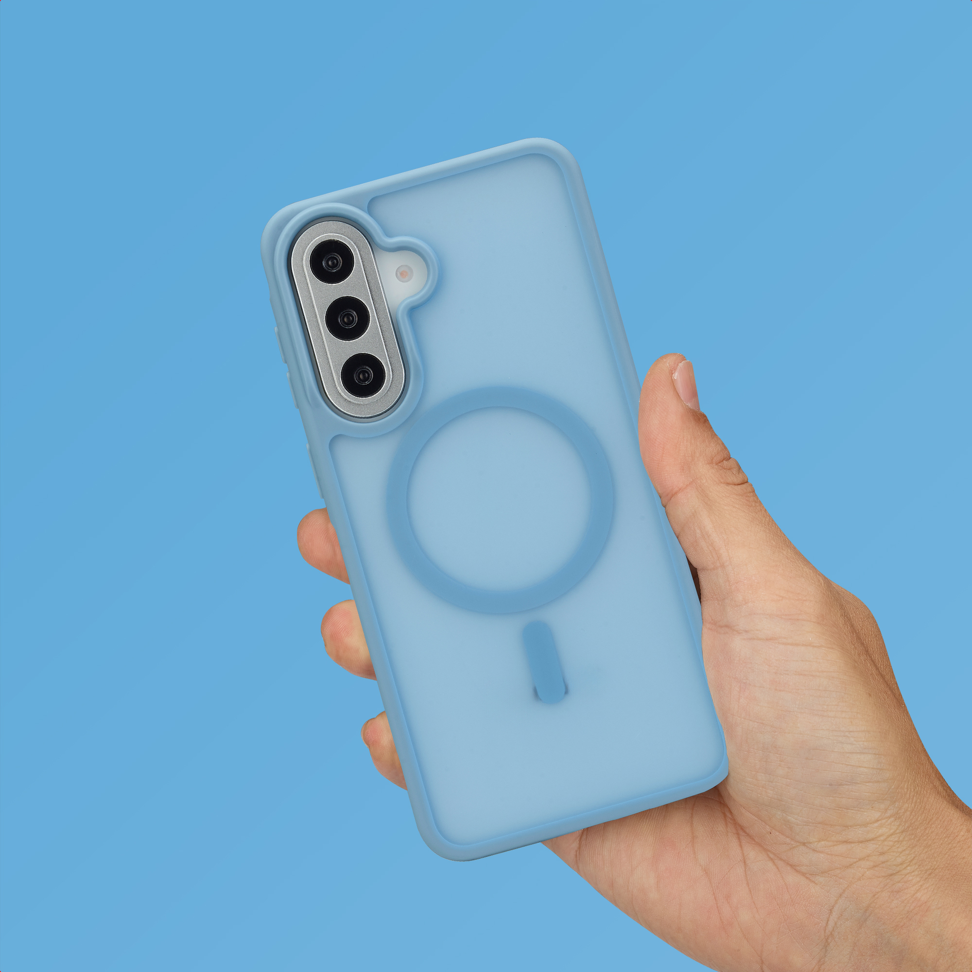 Een hand houdt een lichtblauwe telefoonhoes met drie camera's vast op blauwe achtergrond.
