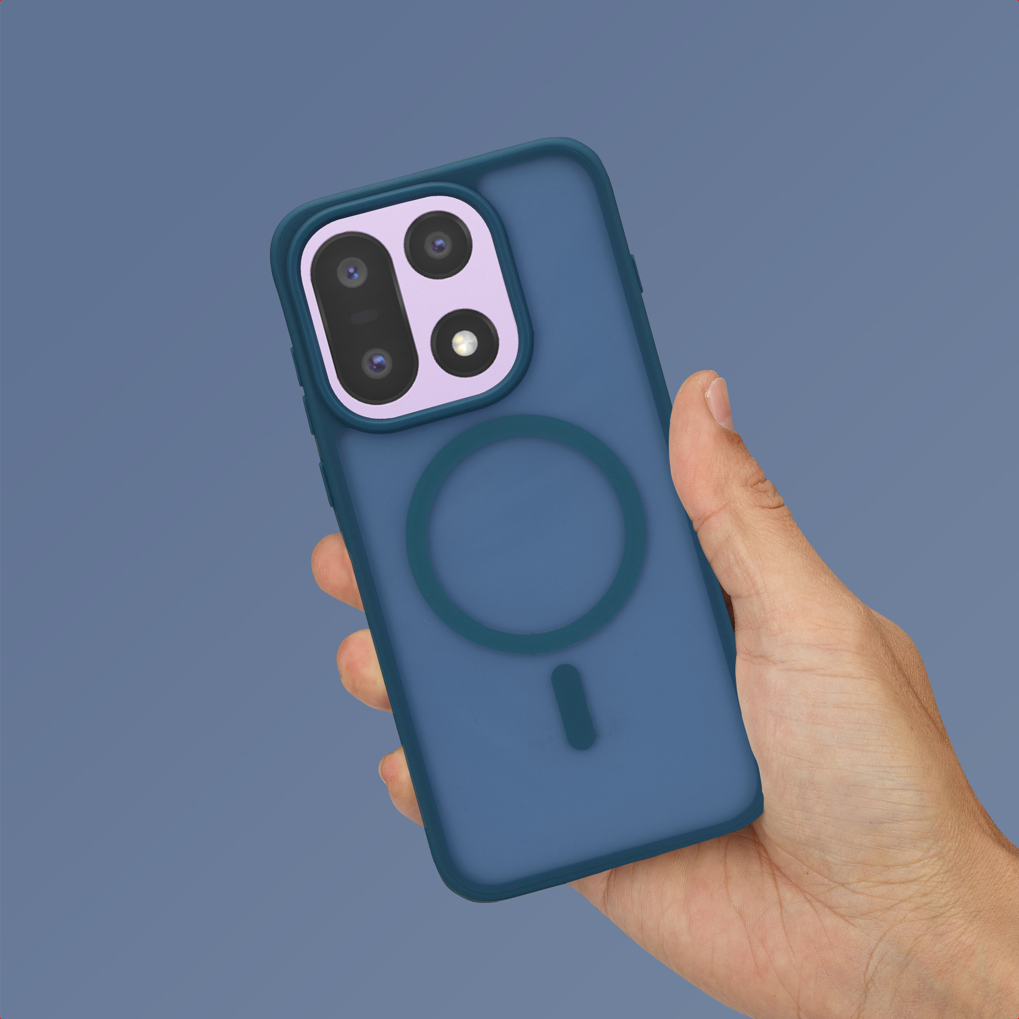 Coque de téléphone bleue avec système de caméra et anneau magnétique tenue en main.