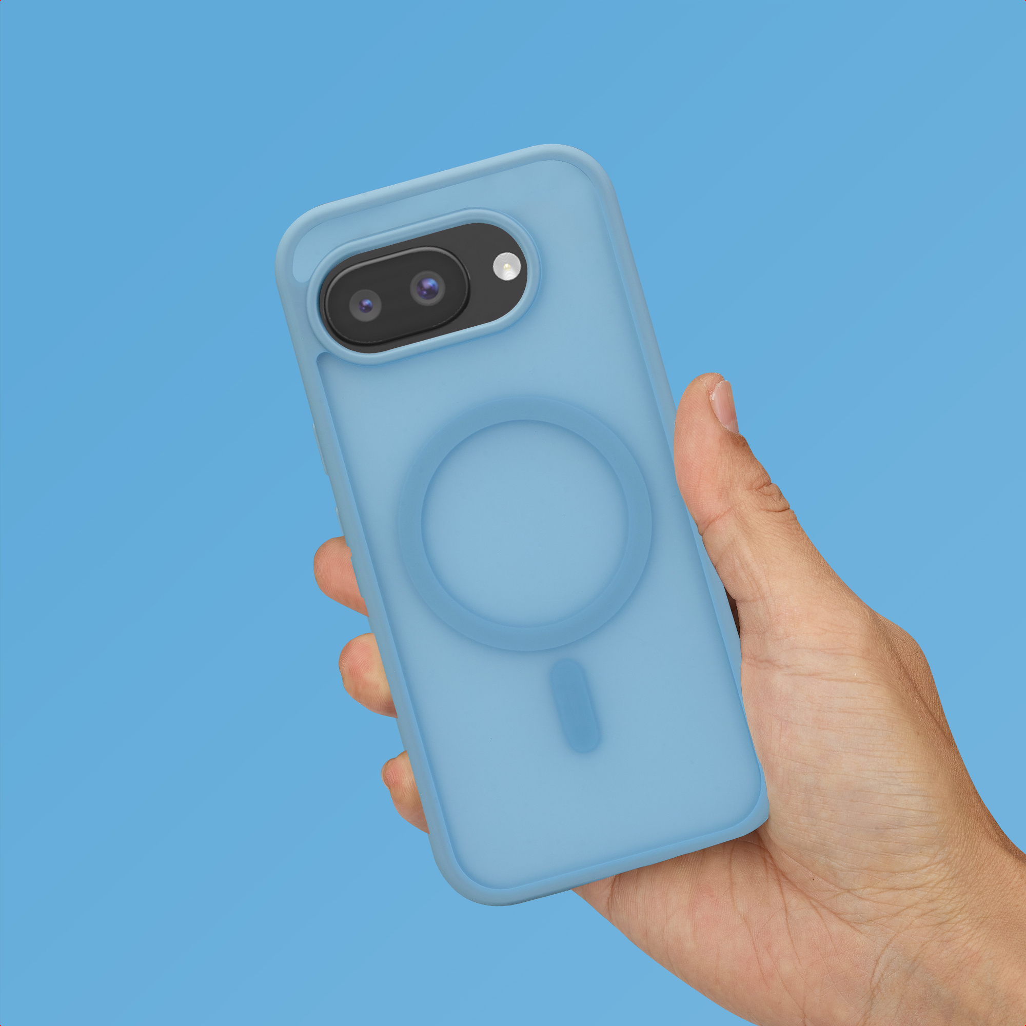 Main tenant un téléphone bleu clair avec objectif de caméra et support anneau.