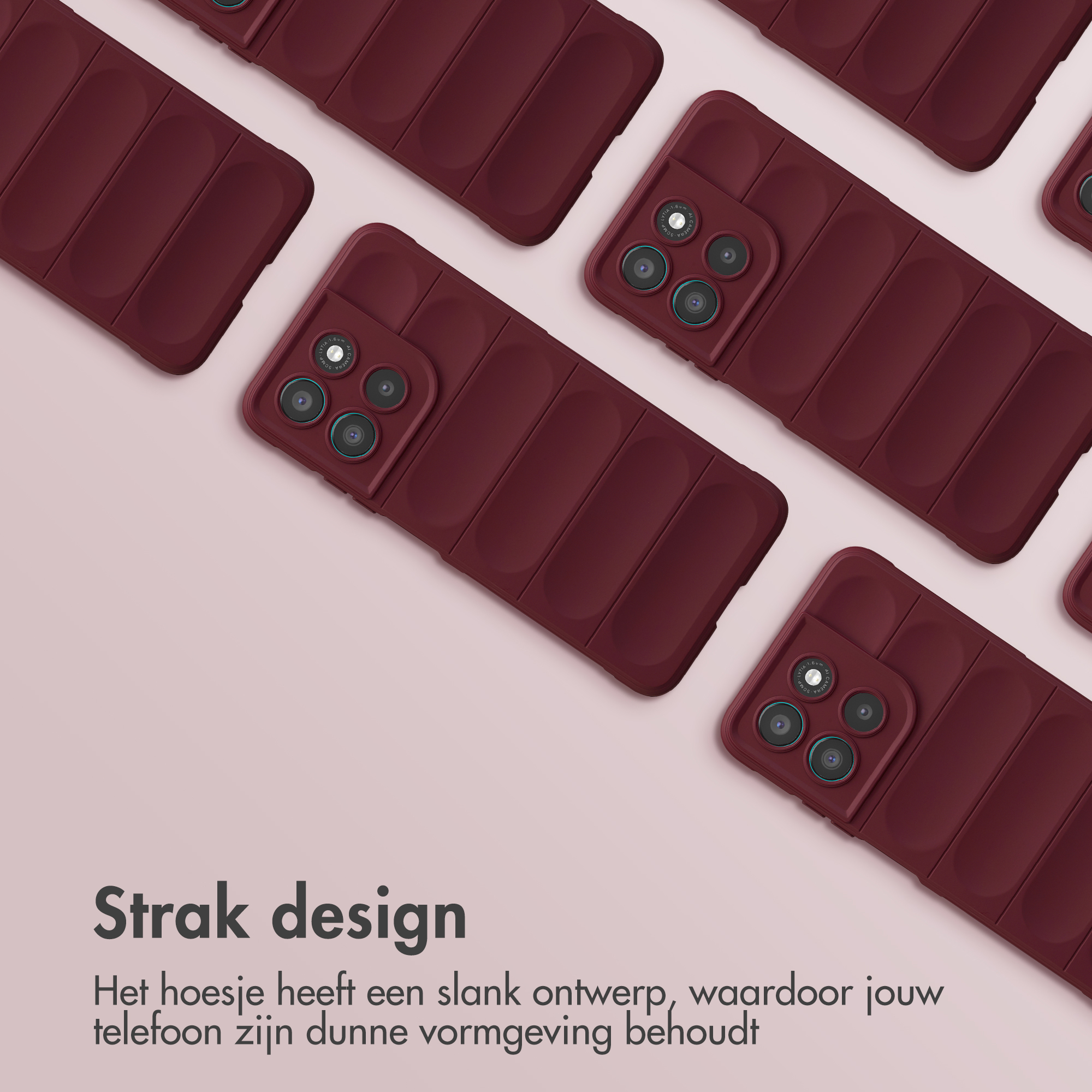 Drie donkerrode telefoonhoesjes met camerasystemen diagonaal geplaatst op een roze achtergrond.