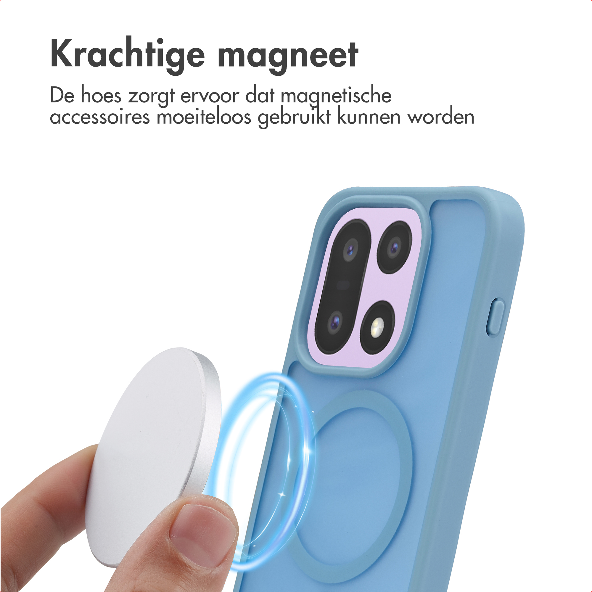 Een hand houdt een witte magneet schijf vast bij een blauwe telefoonhoes.