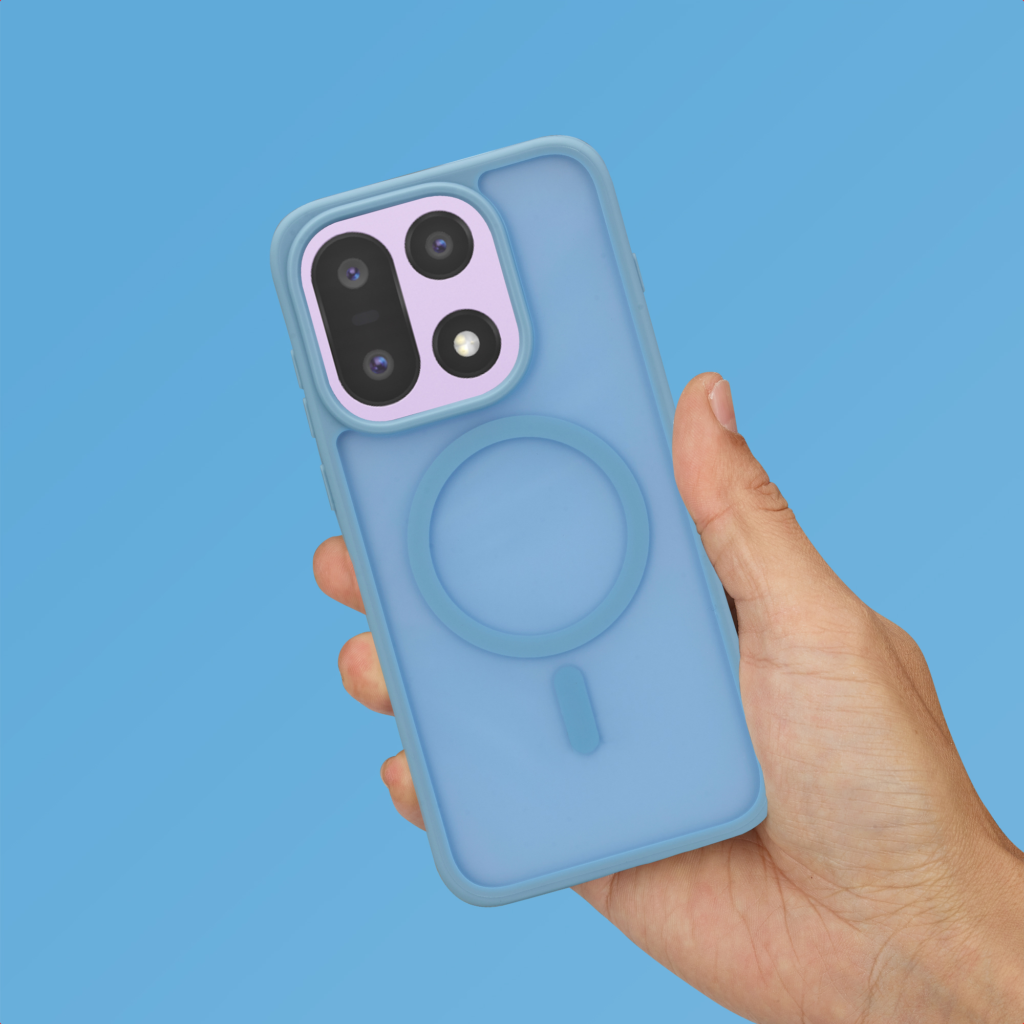 Blauw telefoonhoesje met camerasysteem en magische ring in de hand.