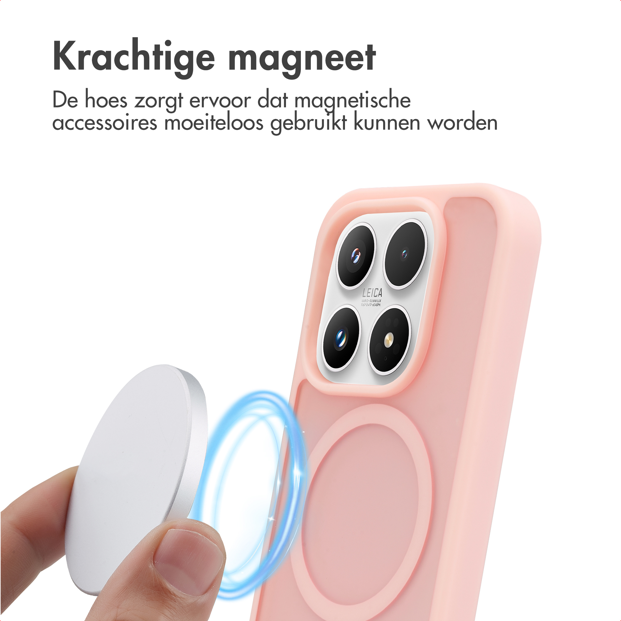 Une main tient un disque argenté devant un téléphone rose à quatre caméras.