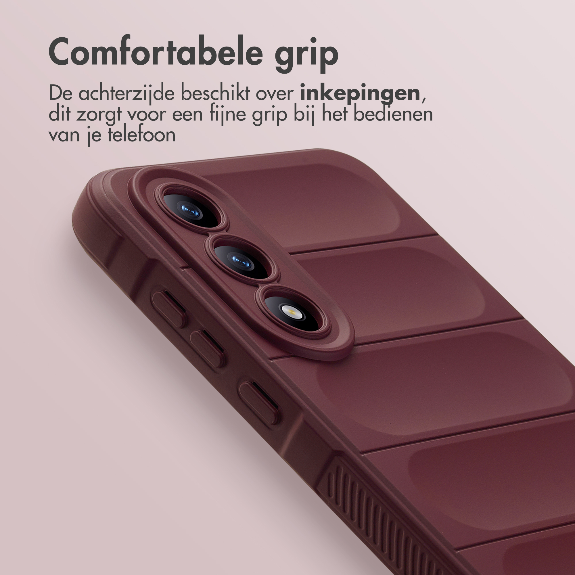 Donkerrode telefoonhoes met grip-inkepingen en drie cameralenzen.