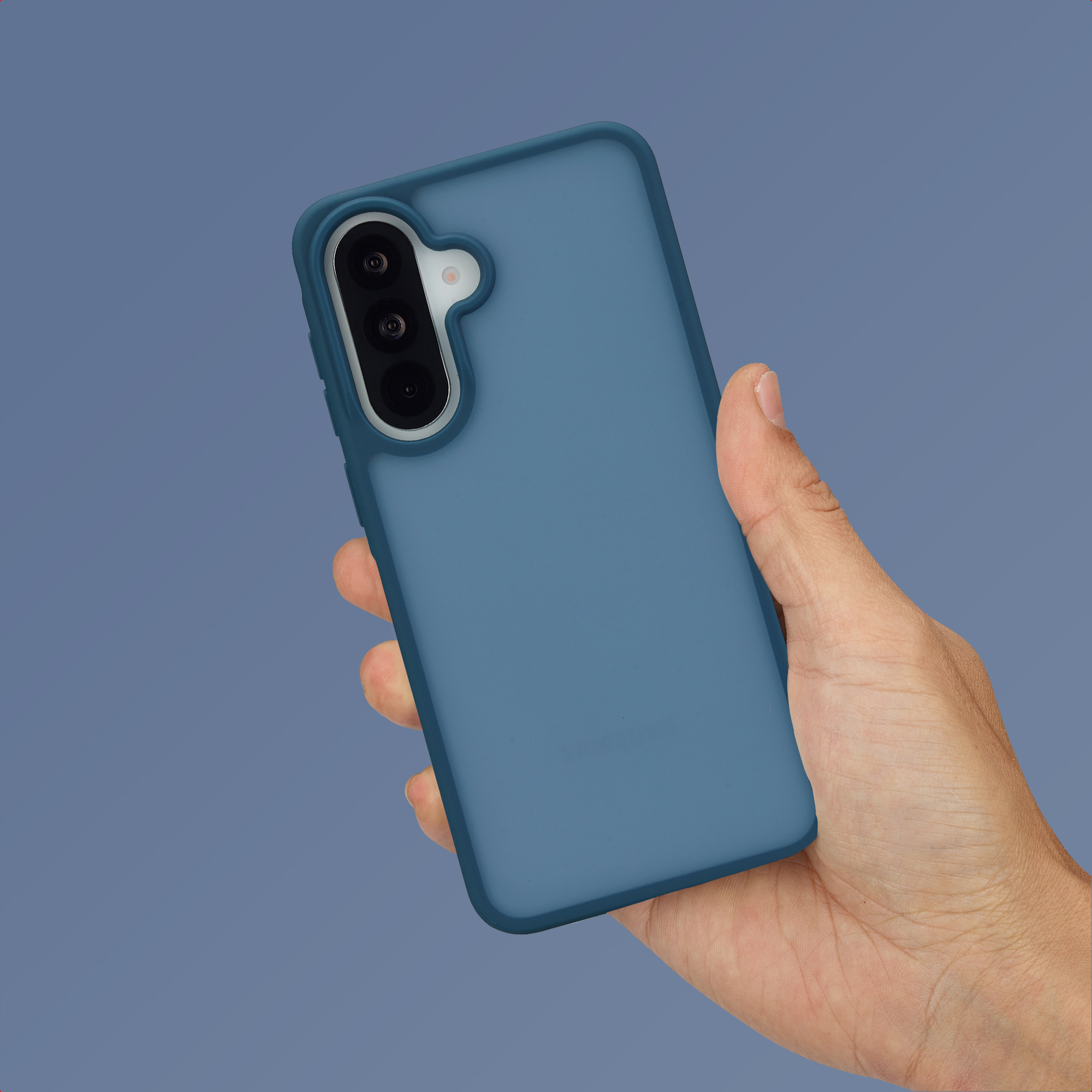 Une main tient un smartphone bleu avec triple appareil photo.