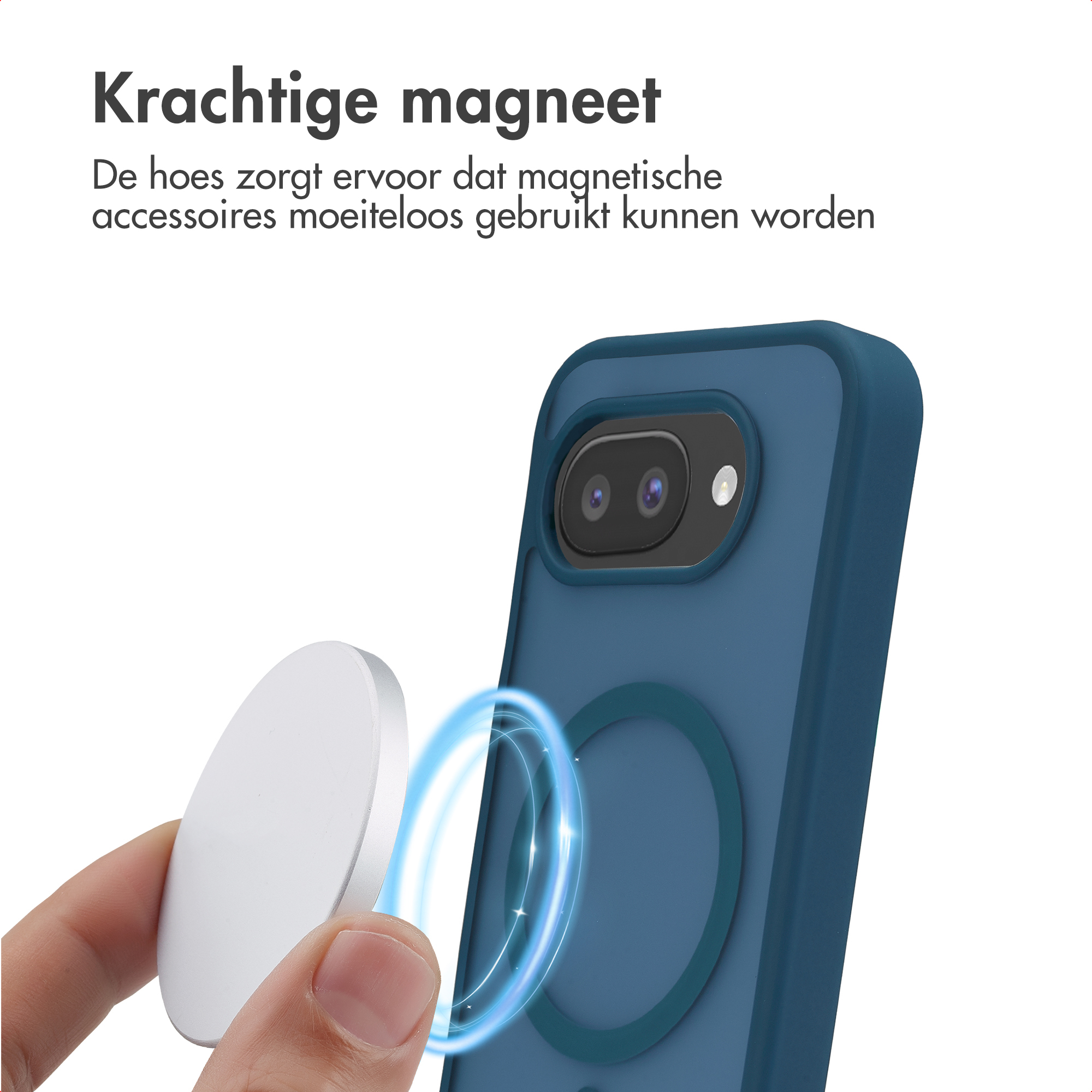 Een hand houdt een witte magneet vast naast een blauwe telefoonhoes met camera.