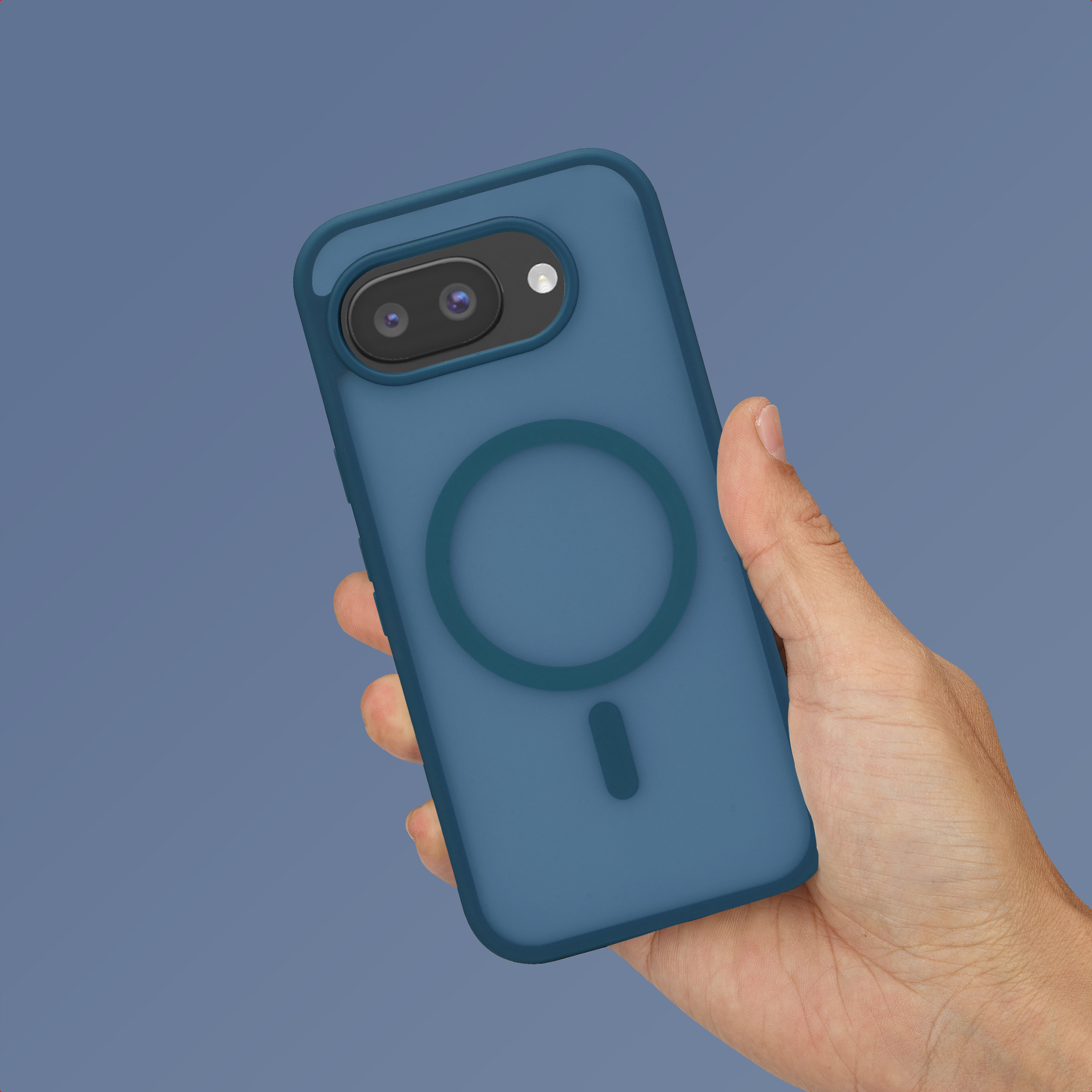 Een hand houdt een blauwe telefoon met cameramodule en cirkel vast.