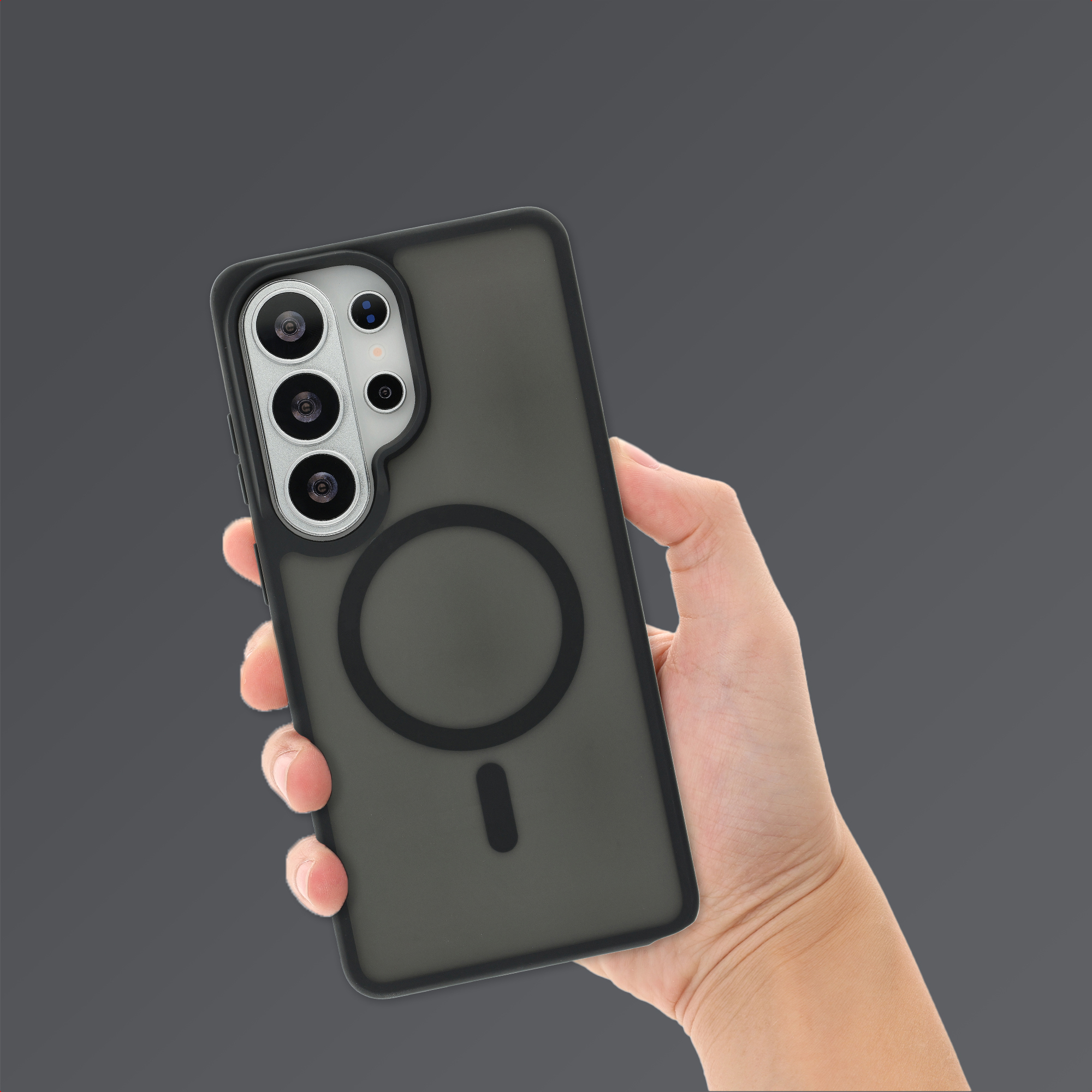 Een hand houdt een donkere telefoonhoes vast met vier camera's en een magische ring.
