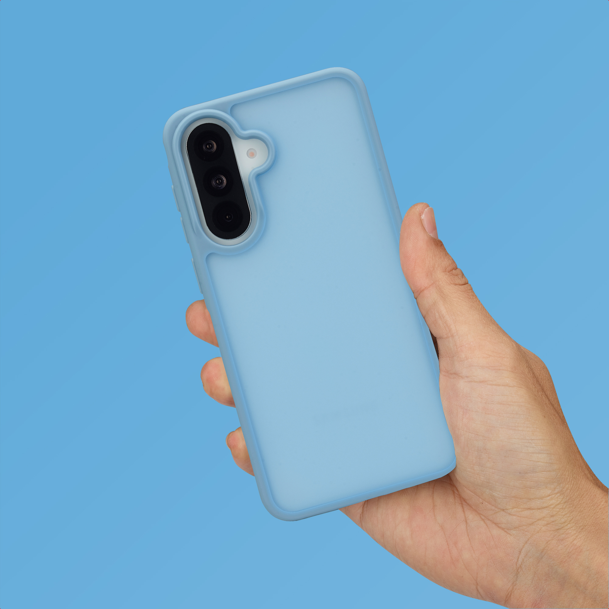Een hand houdt een lichtblauwe telefoon met drievoudige camera vast.