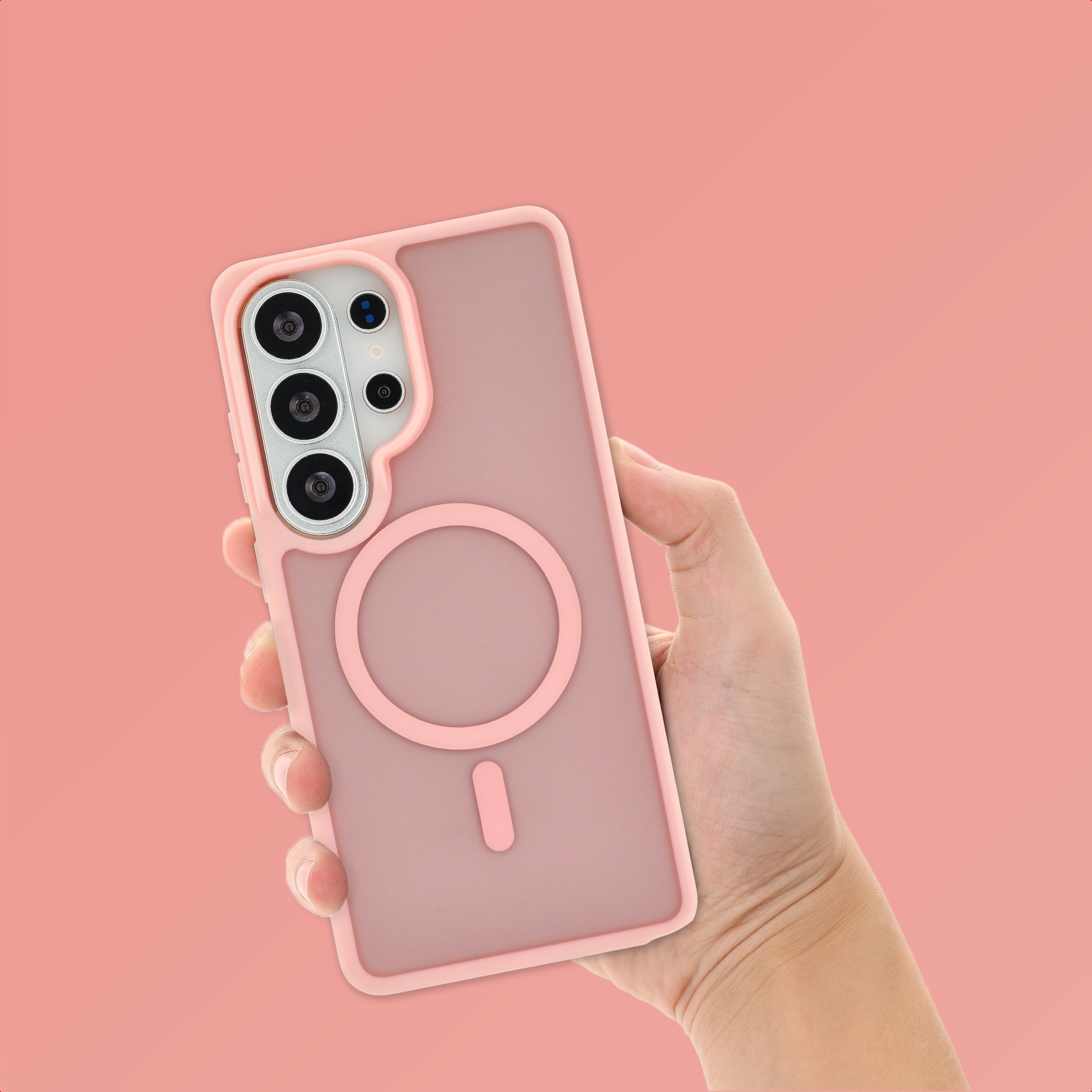 Een hand houdt een roze telefoonhoes vast met camera's en een cirkelvormig embleem.