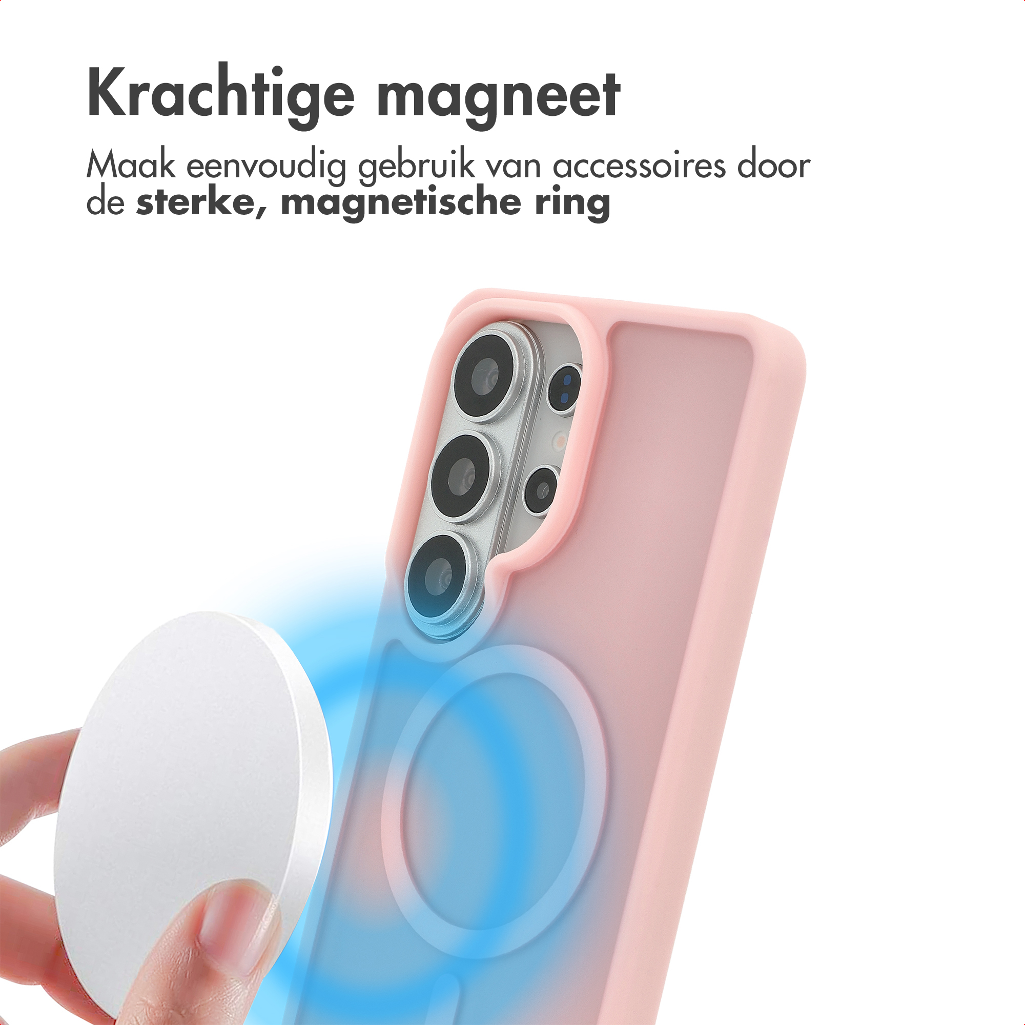 Een hand houdt een witte magneet vast naast een roze telefoonhoes met camera's.