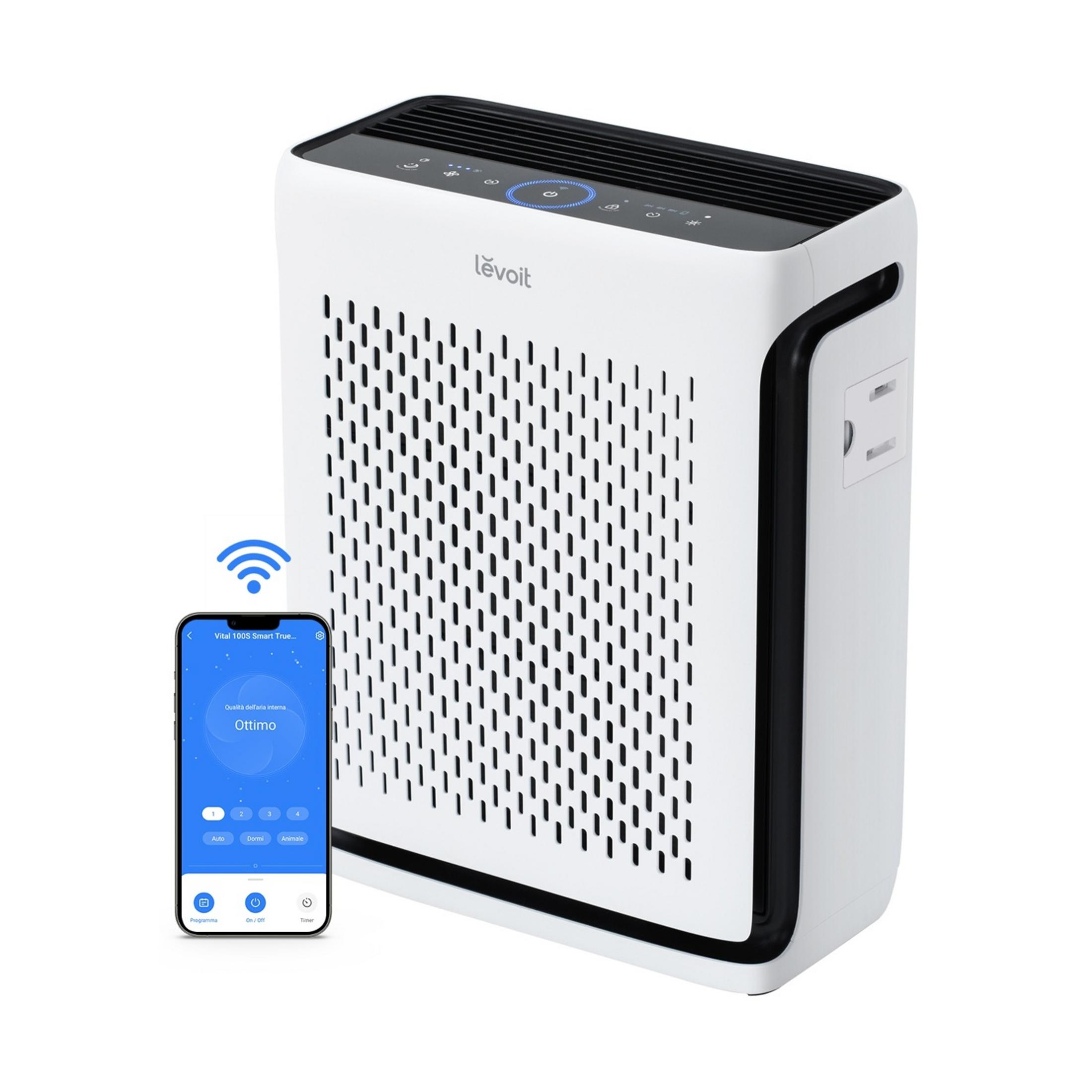 Biały oczyszczacz powietrza z czarną kratką i smartfonem pokazującym jakość powietrza.