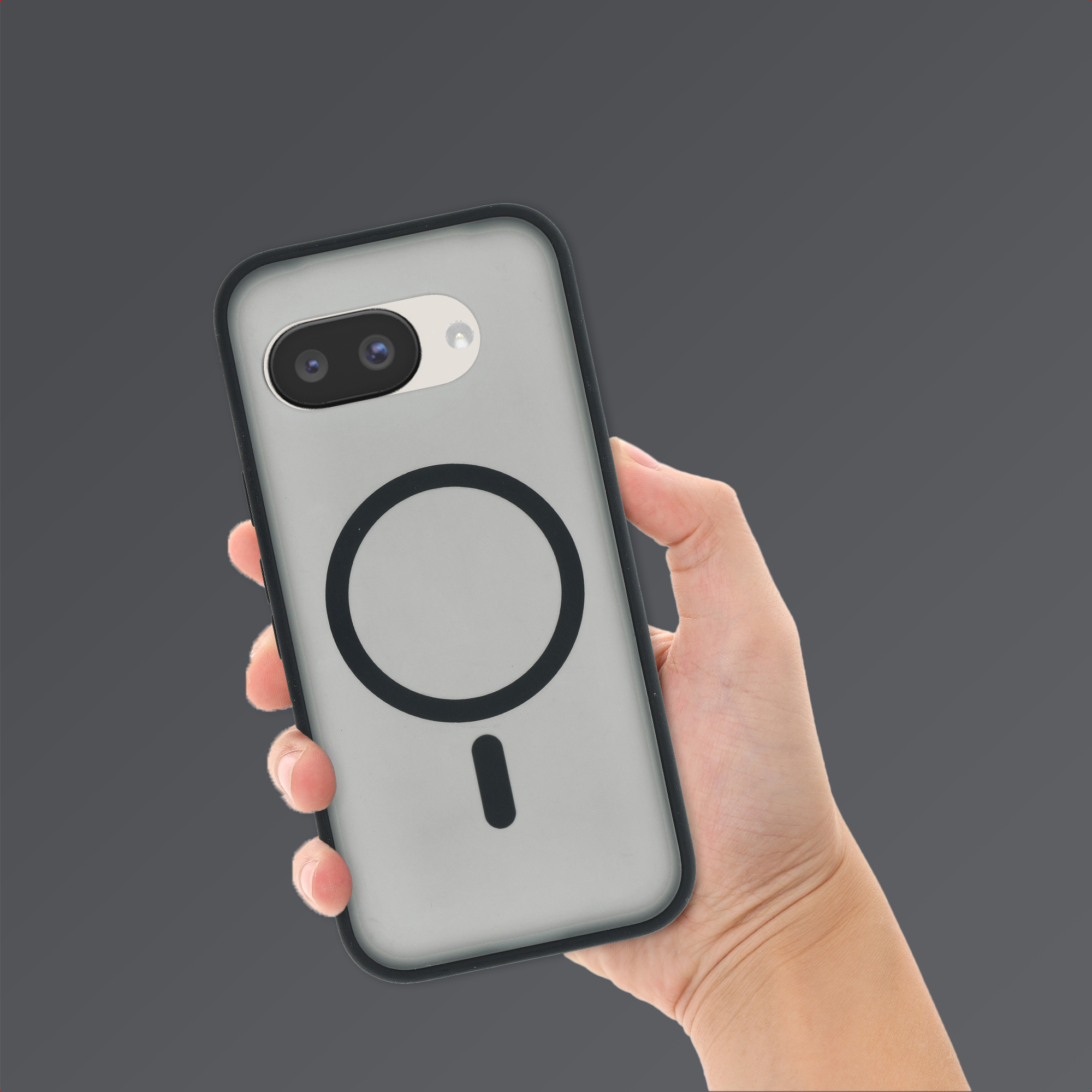 Een hand houdt een grijze telefoon vast met een zwart frame en twee camera's.
