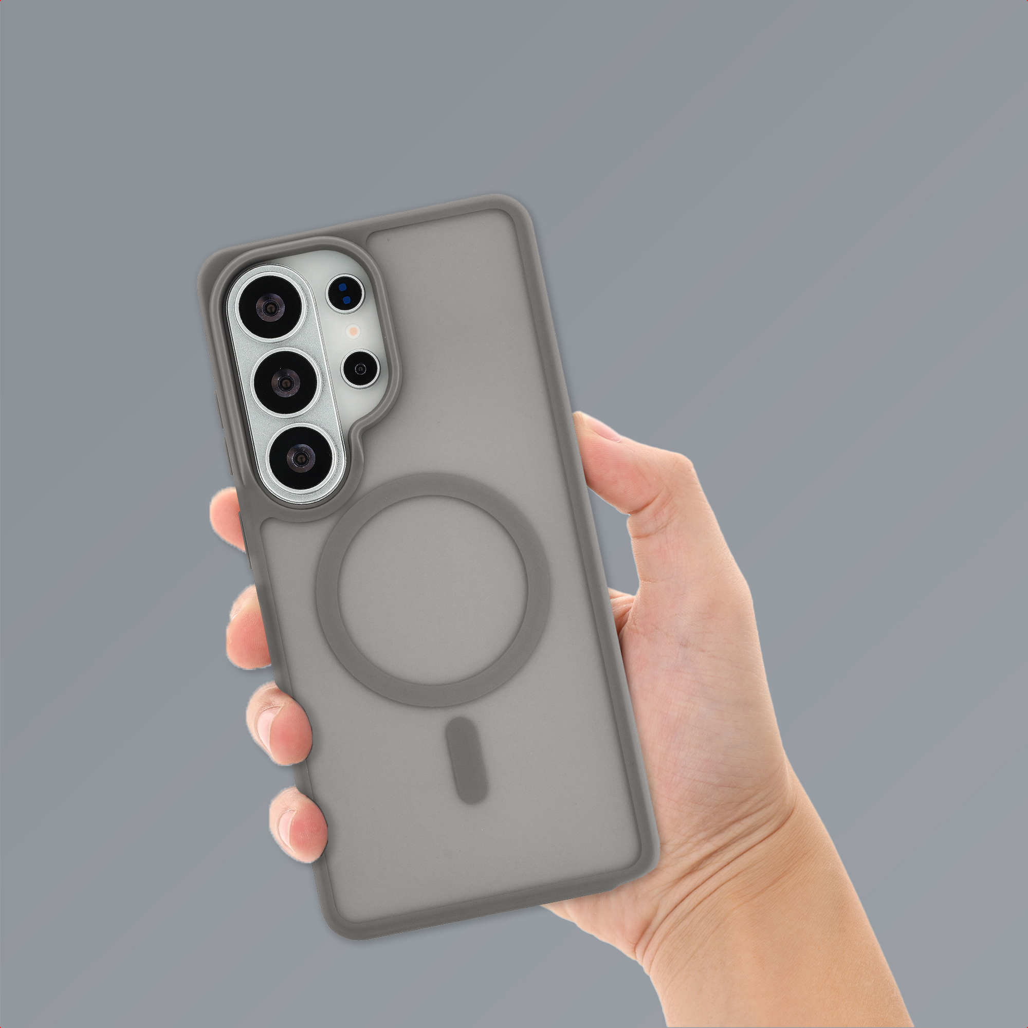 Een hand houdt een grijze telefoonhoes vast met vier camera's en een cirkel.