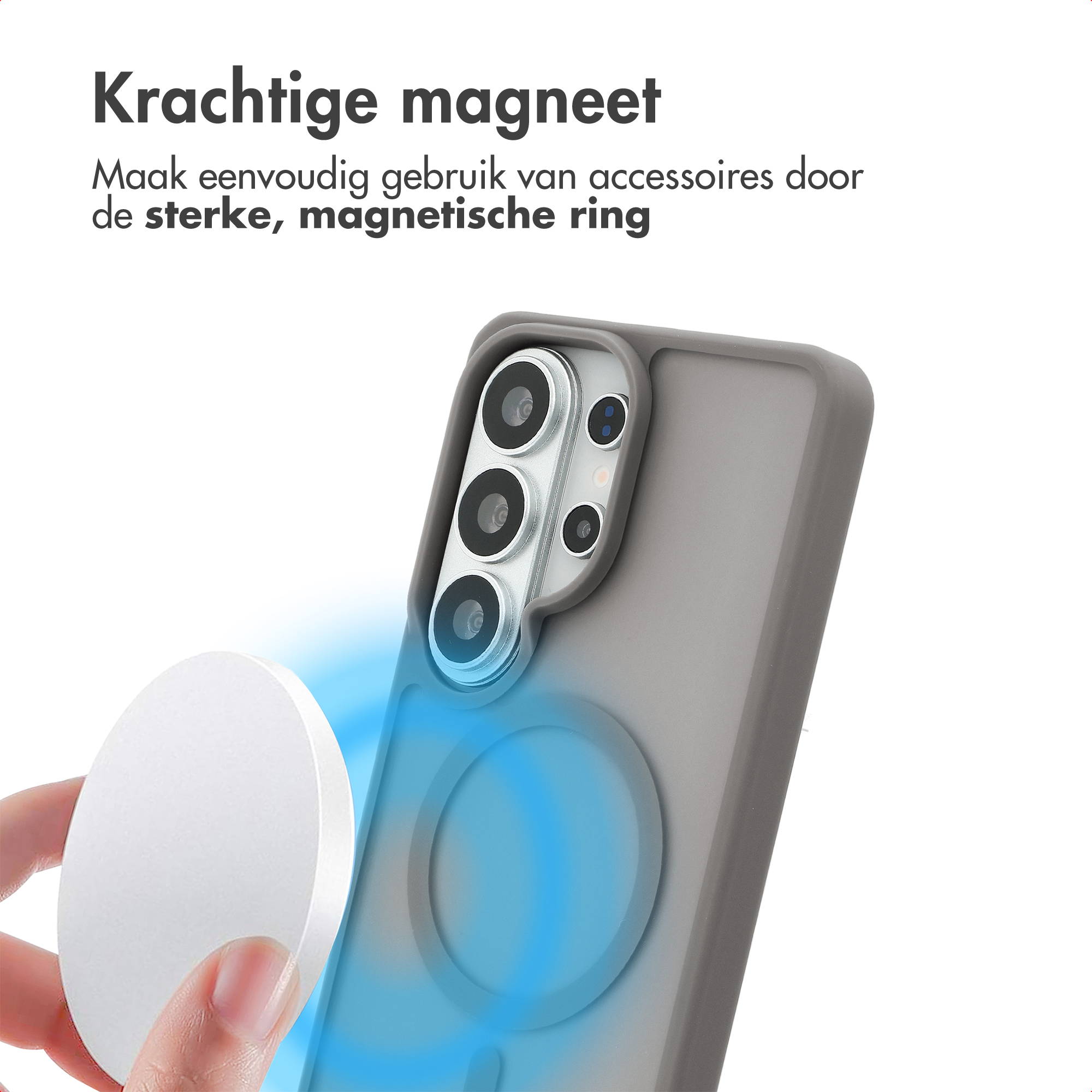Een hand houdt een witte magneet bij een grijze telefoon met drie camera's.