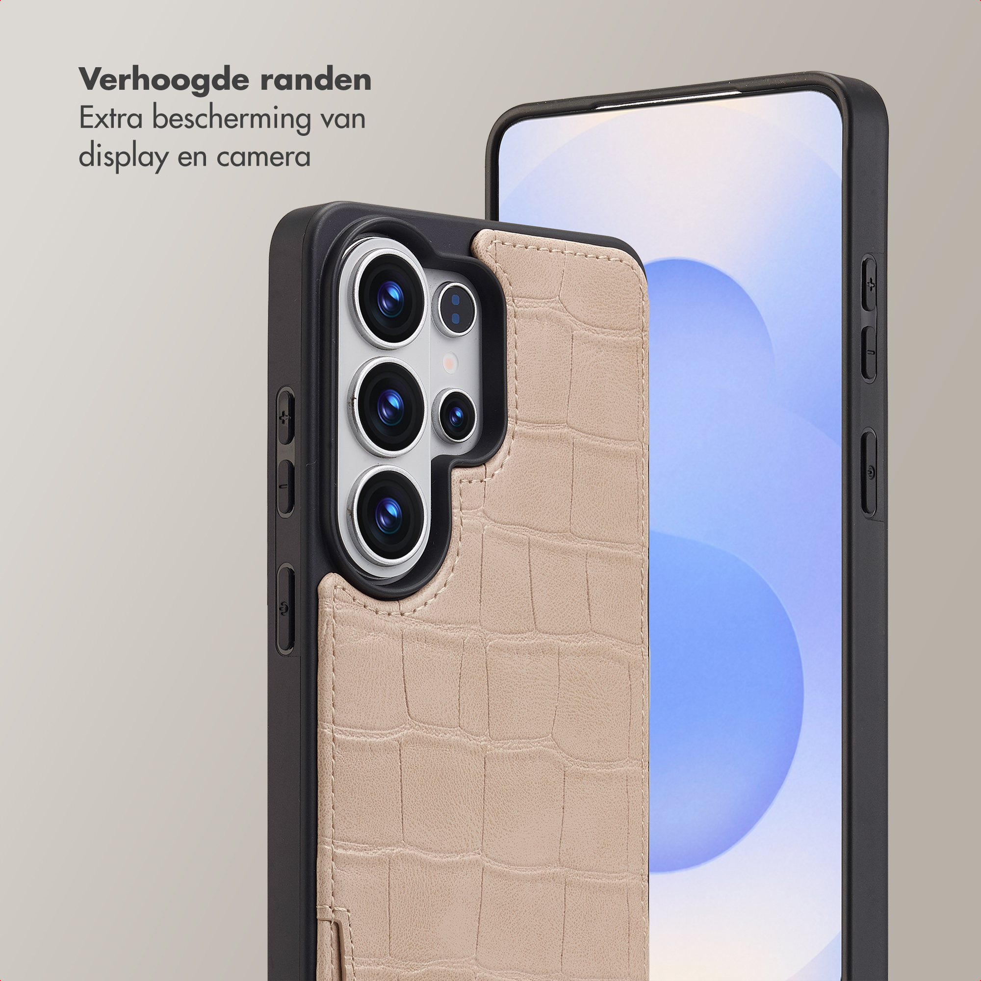 Une coque de téléphone beige aspect crocodile avec bords surélevés protégeant écran et appareil photo.