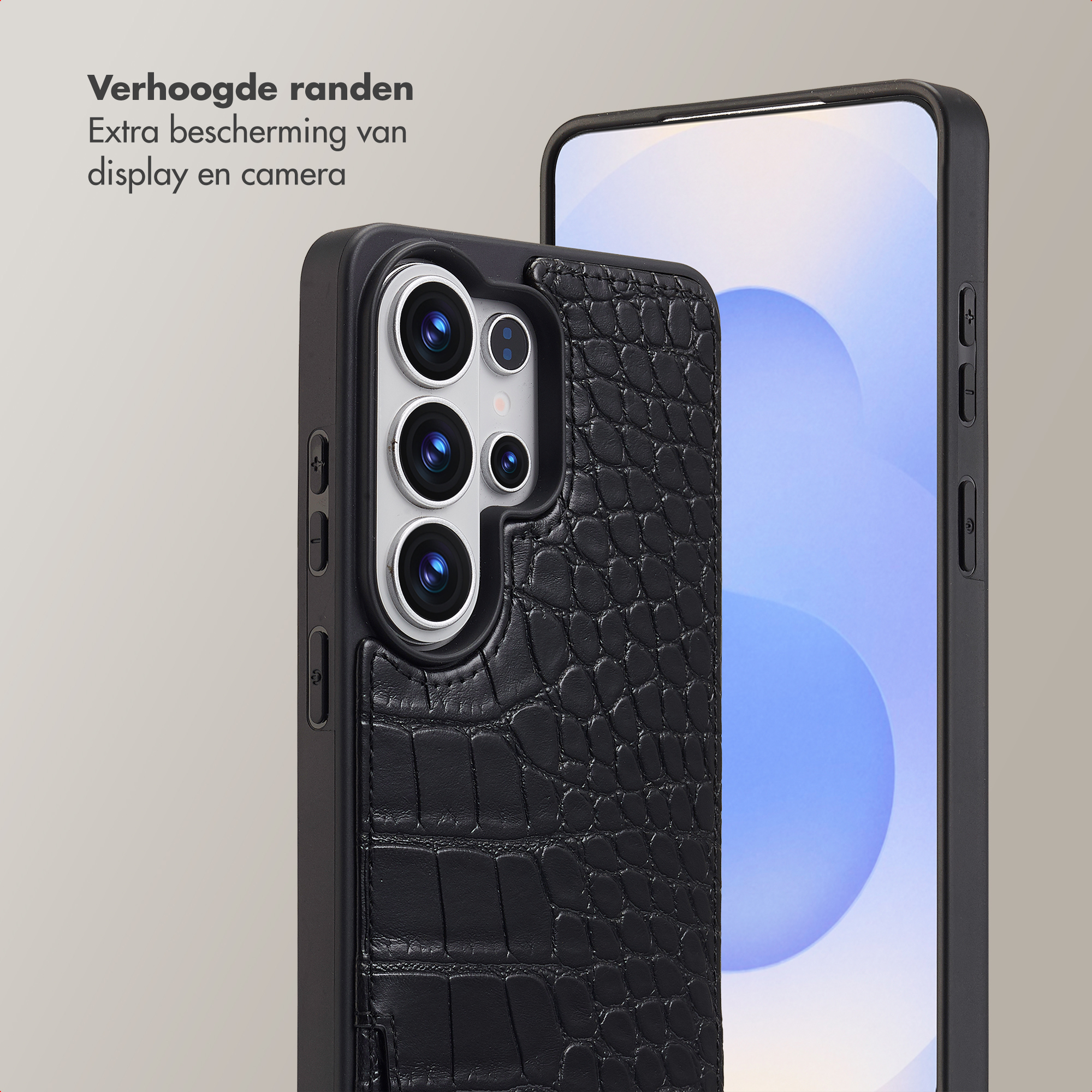 Zwarte krokodillenleren telefoonhoes met cameralenzen en telefoonscherm.