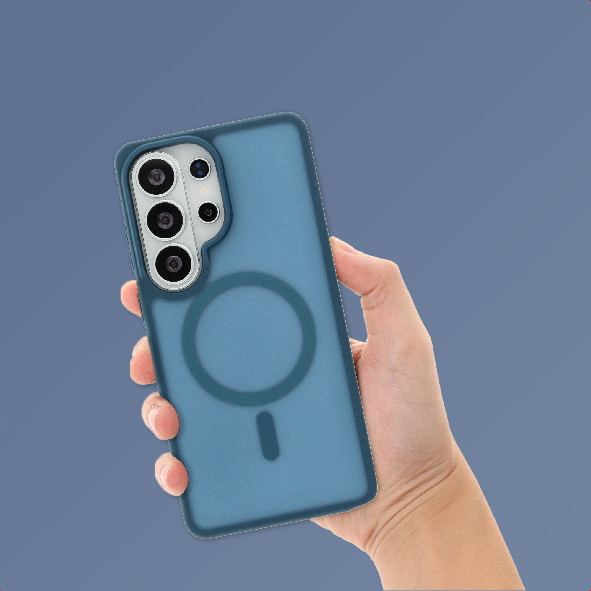 Een hand houdt een blauwe telefoonhoes met magneetring vast.