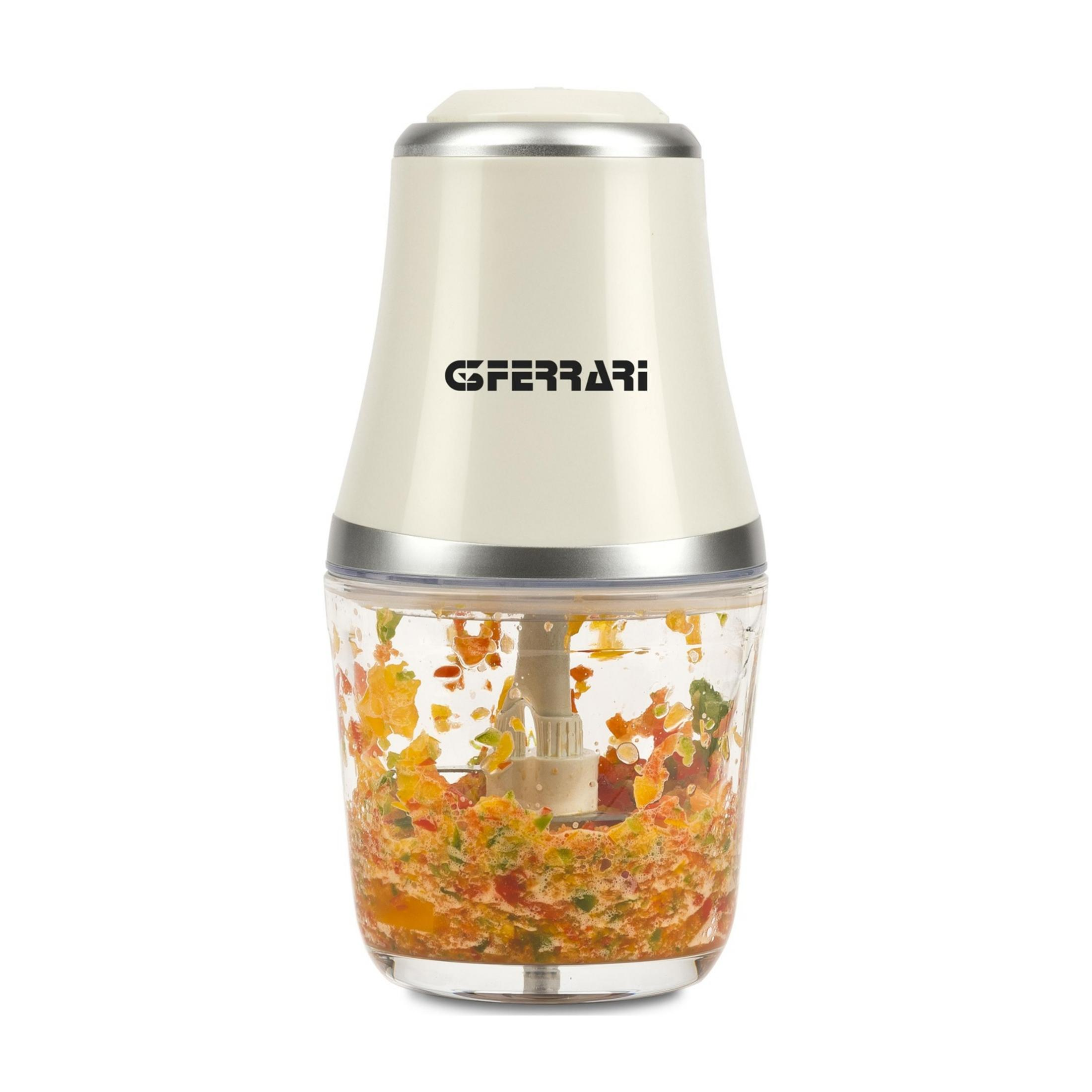 Un tritatutto color crema con bordo argentato, contenente verdure tritate.