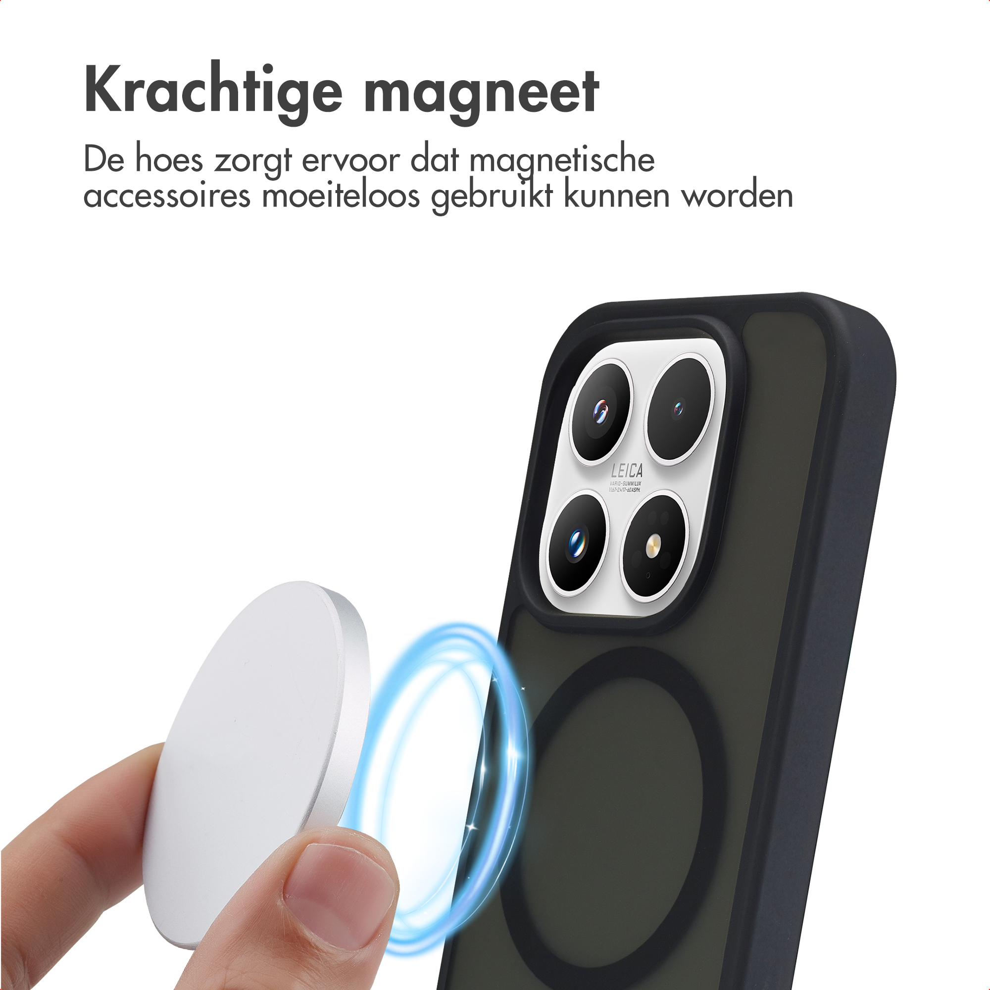 Een hand houdt een ronde magnetische puck bij een smartphone met drie camera's.