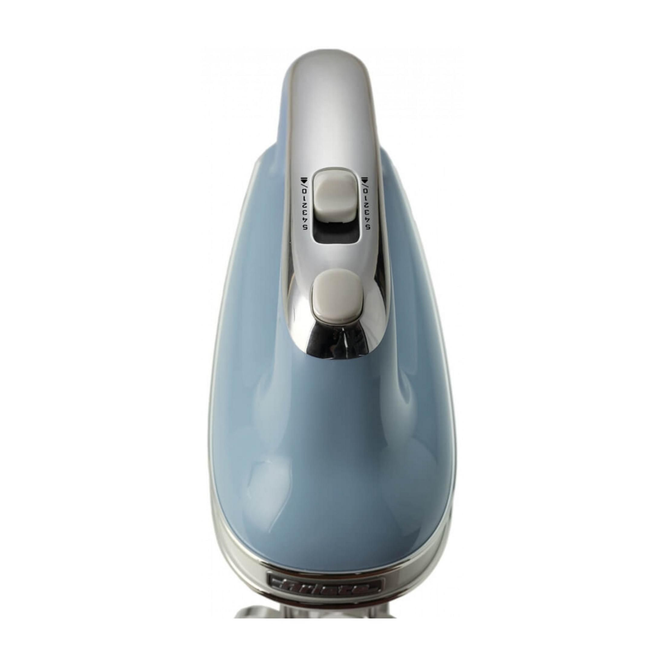 Hellblauer Handmixer mit silbernen Akzenten und Bedienelementen.