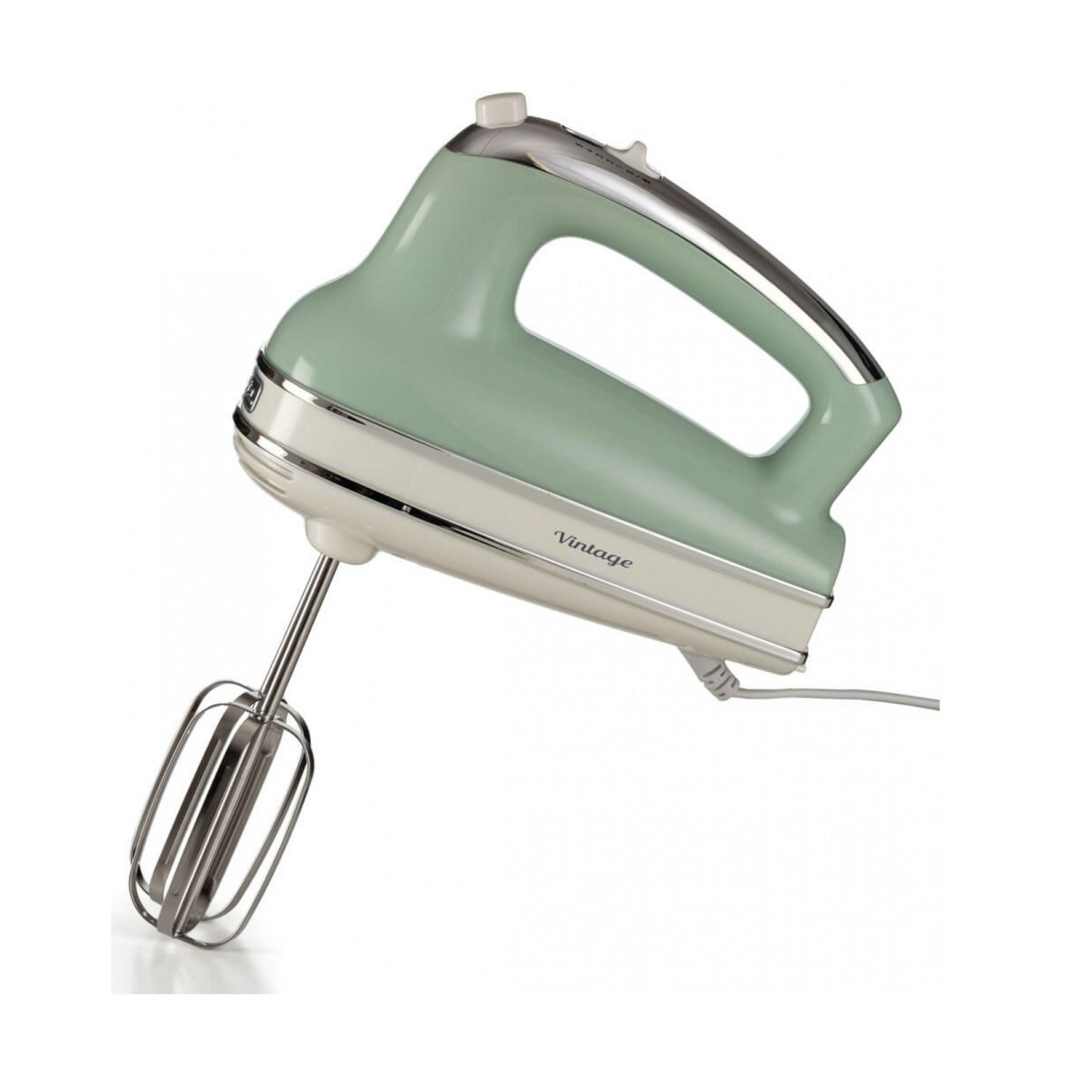 Ein hellgrüner Handmixer im Vintage-Stil mit silbernen Akzenten und einem Rührbesen.