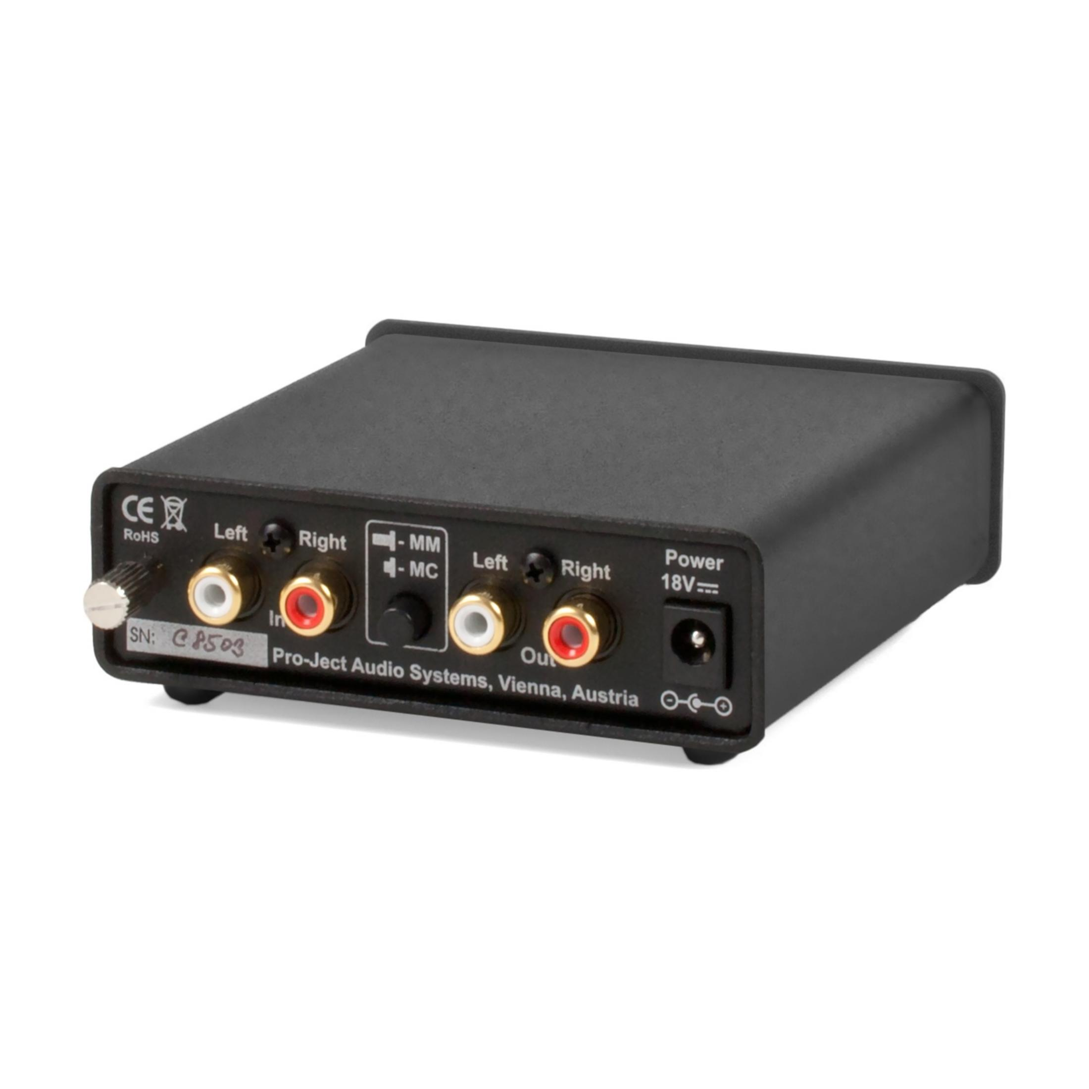 Czarne urządzenie audio ze złączami: Zasilanie, przełącznik MM/MC, wejście i wyjście.