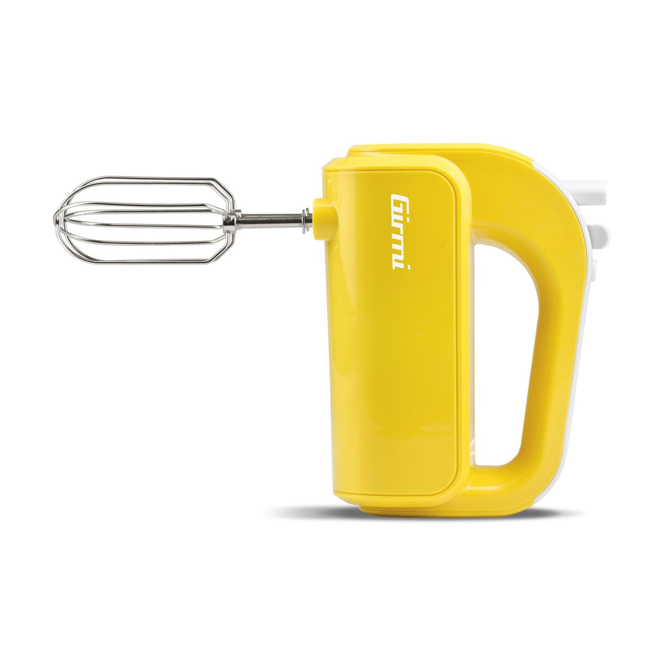 Un frusta a mano giallo con frusta in acciaio inox su sfondo bianco.