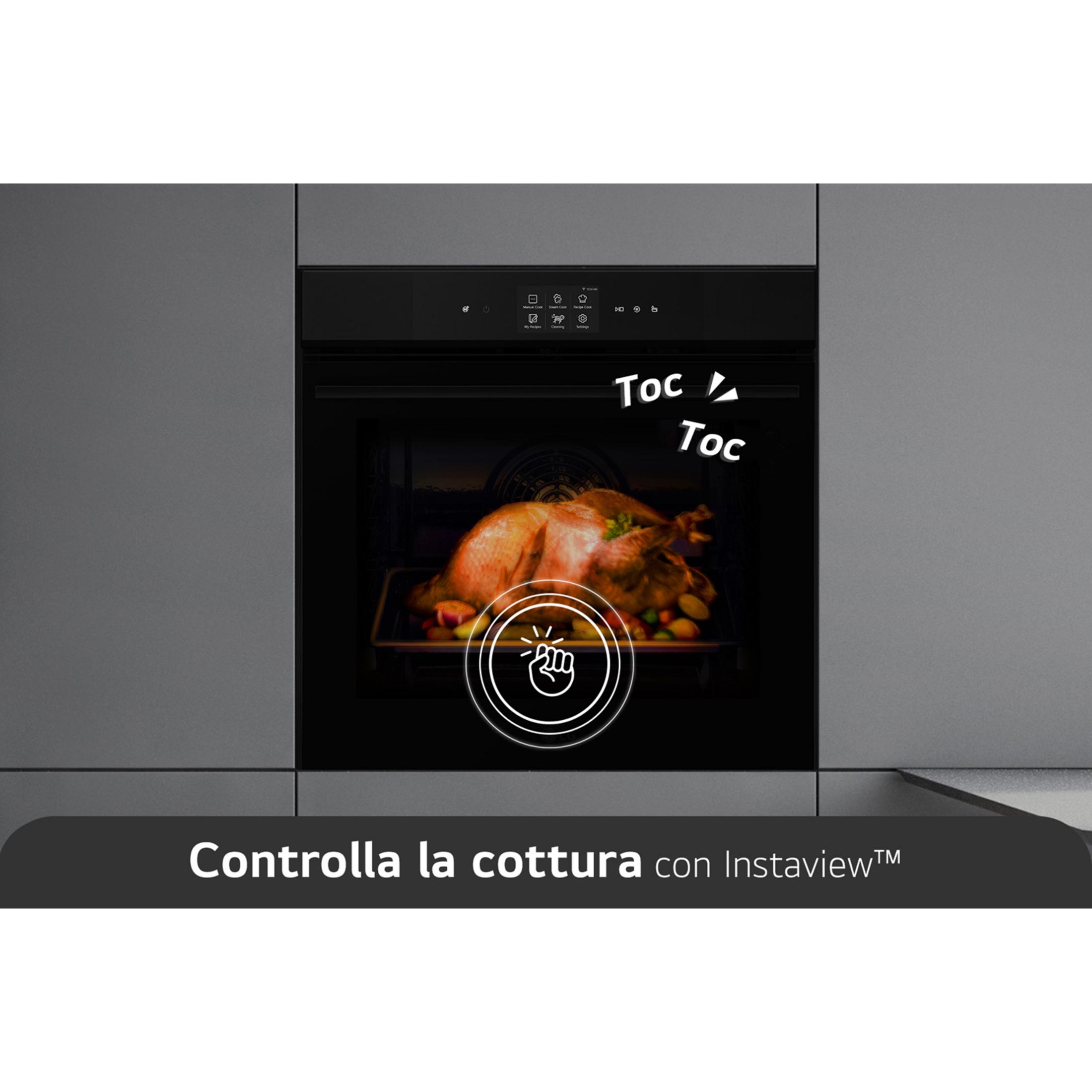 Un arrosto dorato su una griglia in un forno, con verdure sotto.
