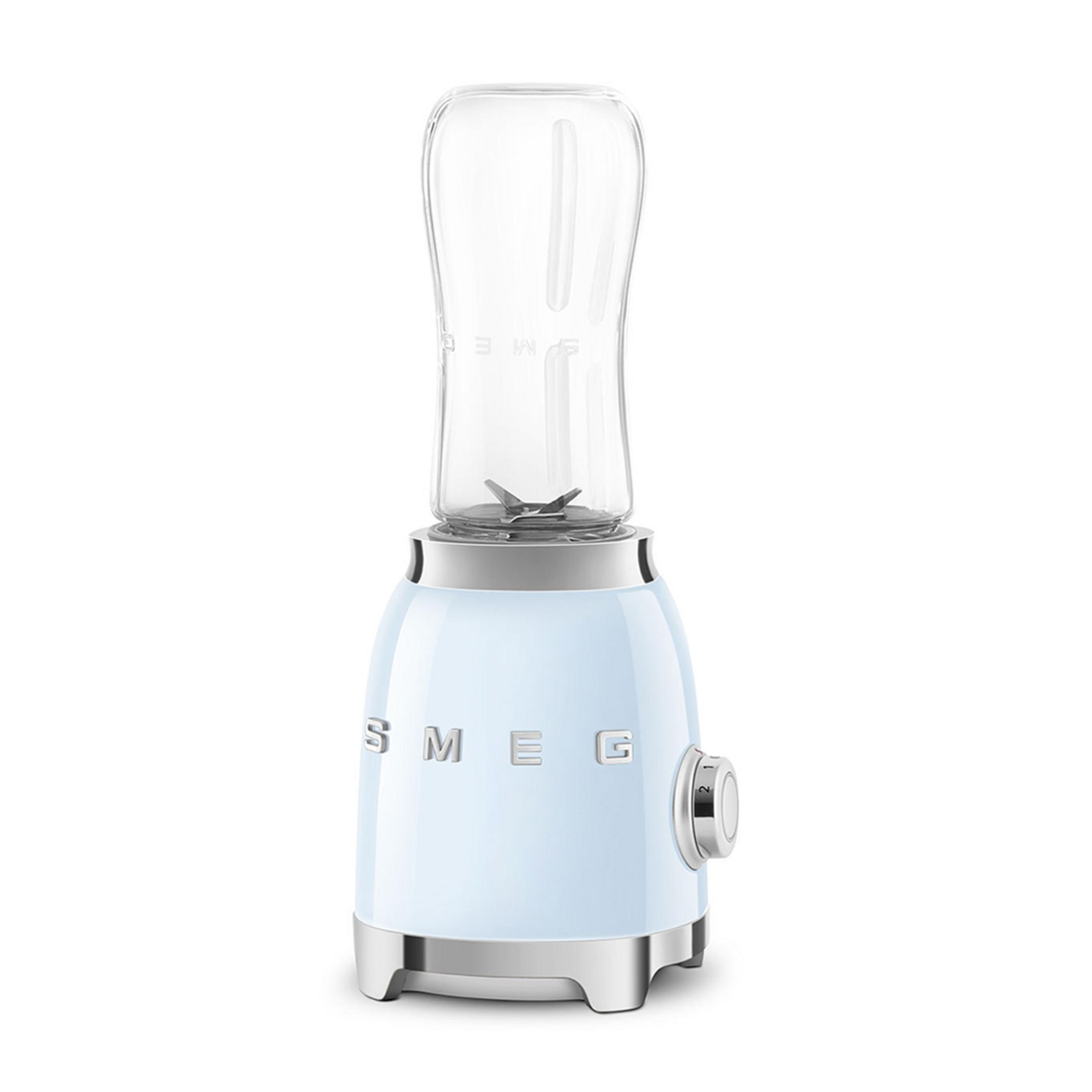 Gümüş detaylı, cam haznesi olan açık mavi Smeg blender.