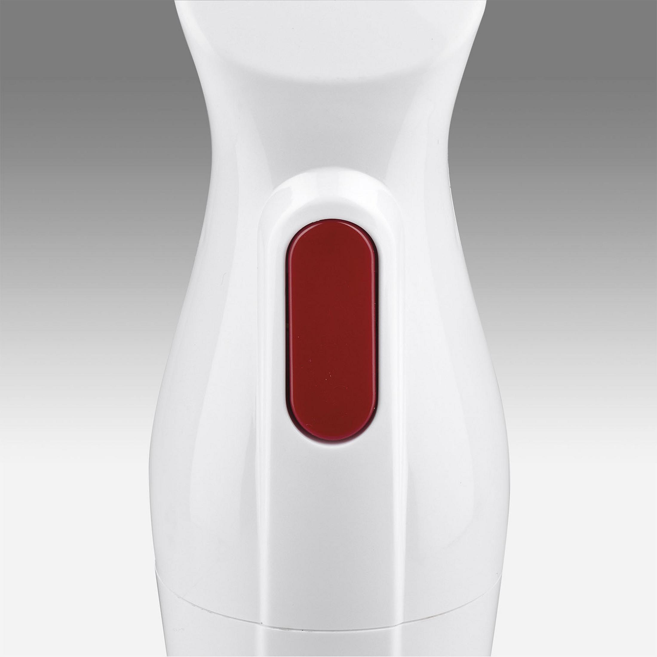 Biały blender ręczny z czerwonym przyciskiem na szarym tle.