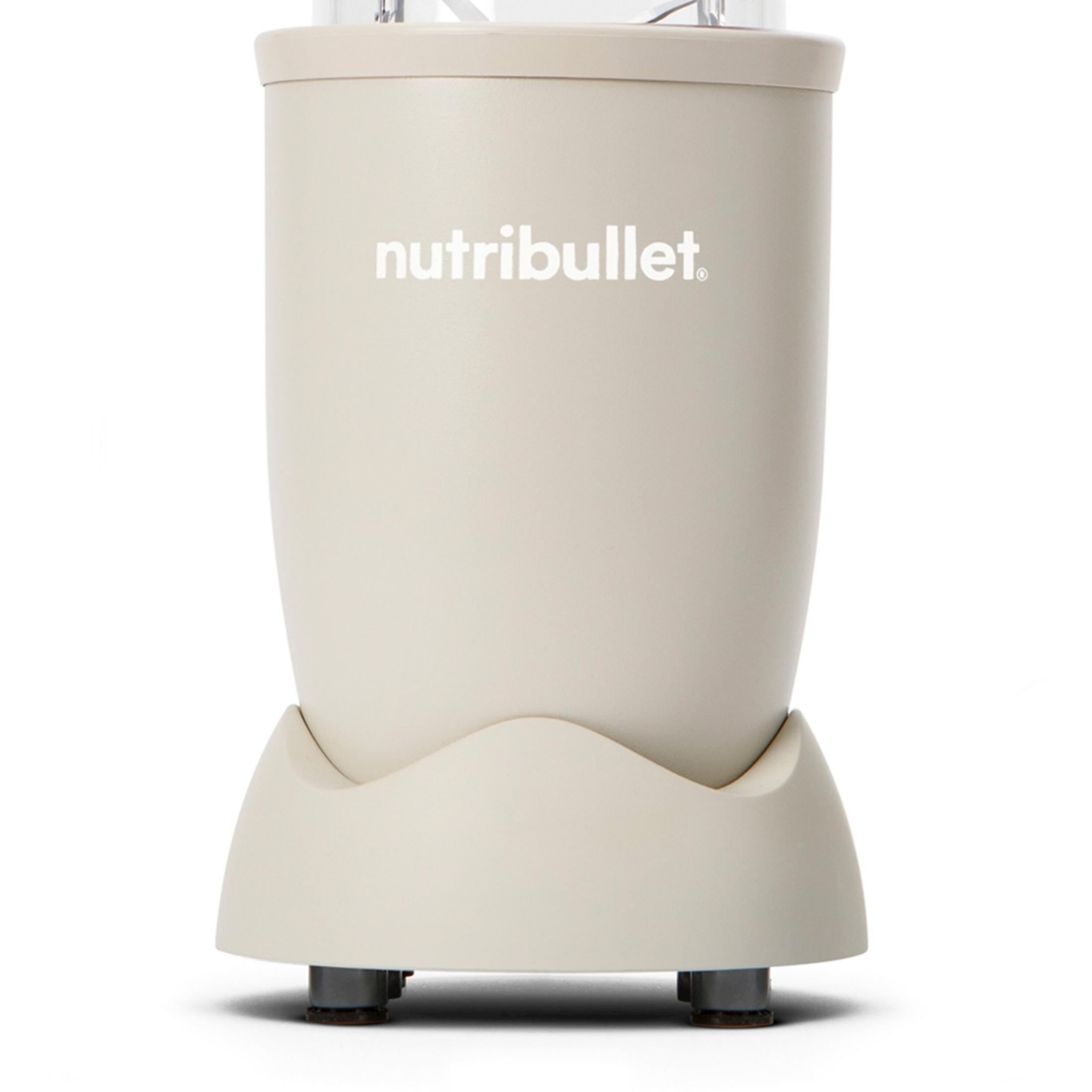 Una licuadora Nutribullet color crema con logo blanco sobre fondo blanco.