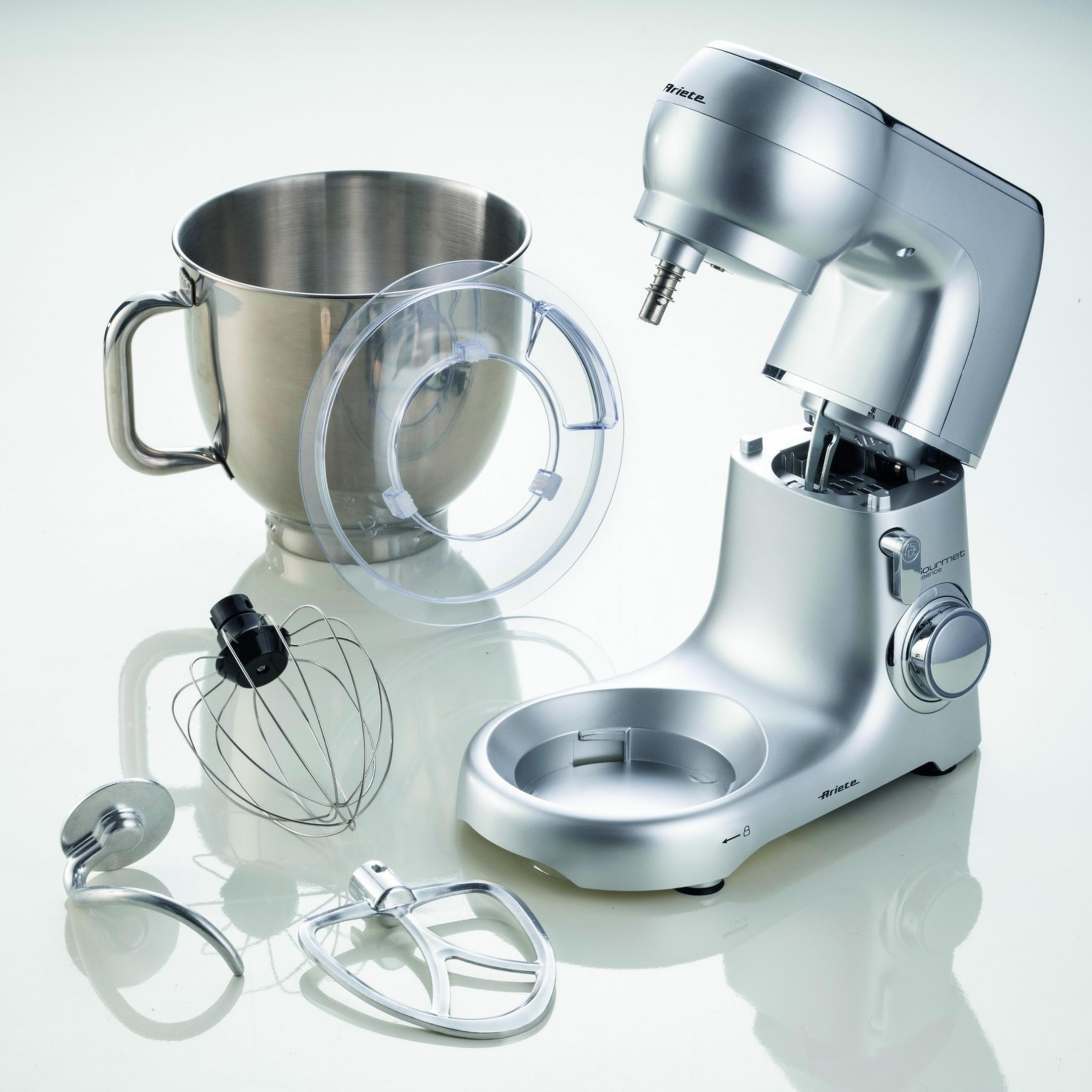 Ein silberner Küchenmixer mit Schüssel, Schneebesen, Knethaken und Rührschüssel.