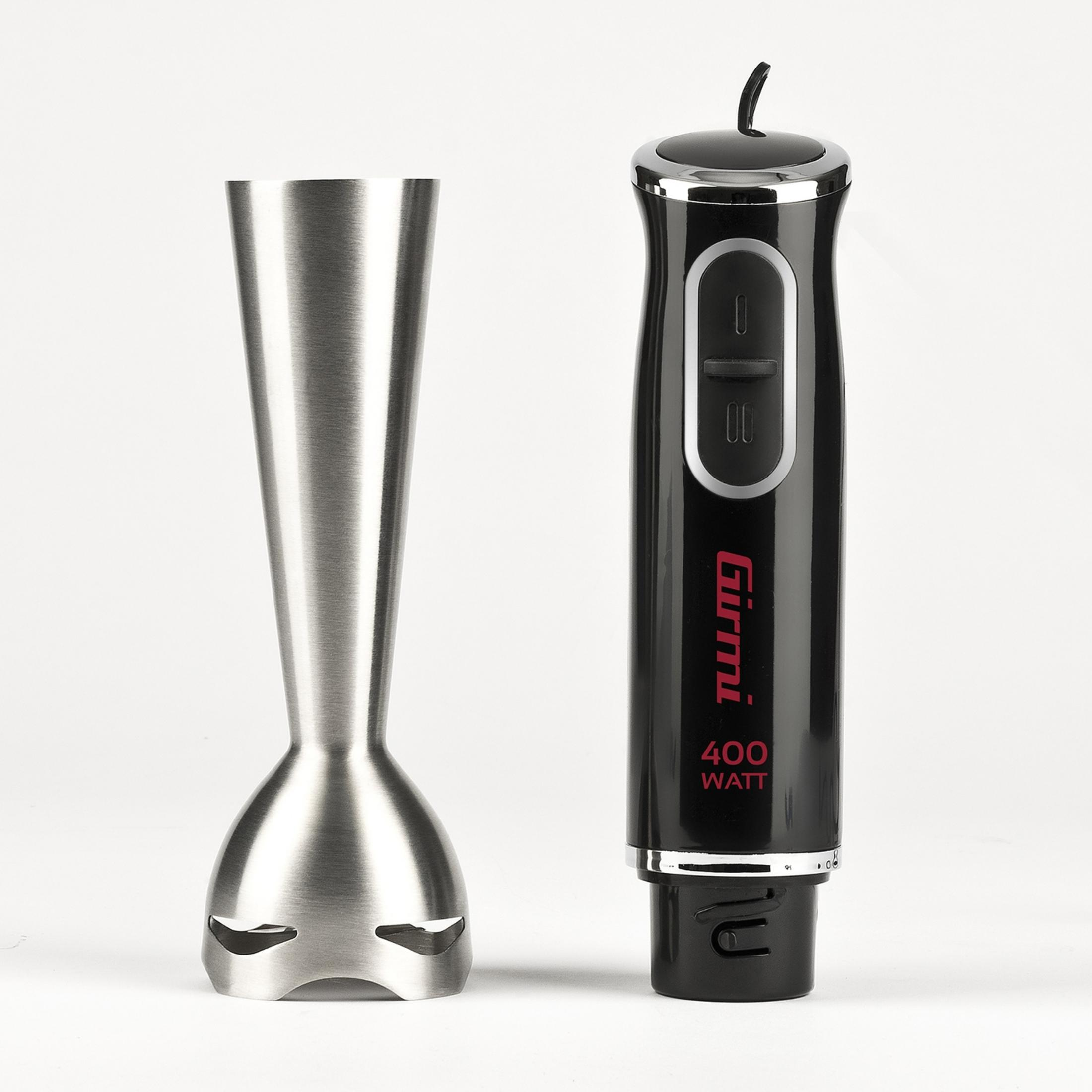 Metalowa końcówka blendera obok czarnego blendera ręcznego z czerwonym napisem.