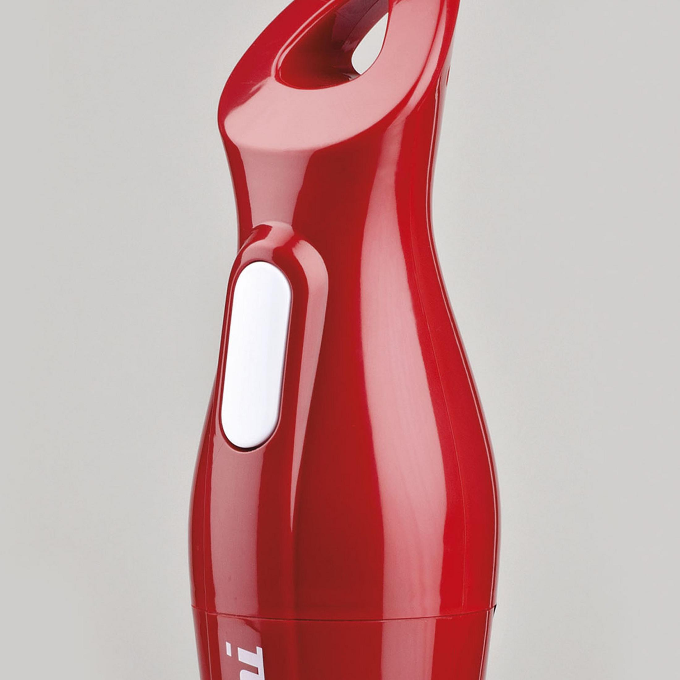 Roter Handmixergriff mit weißem Knopf und silbernem Hintergrund.