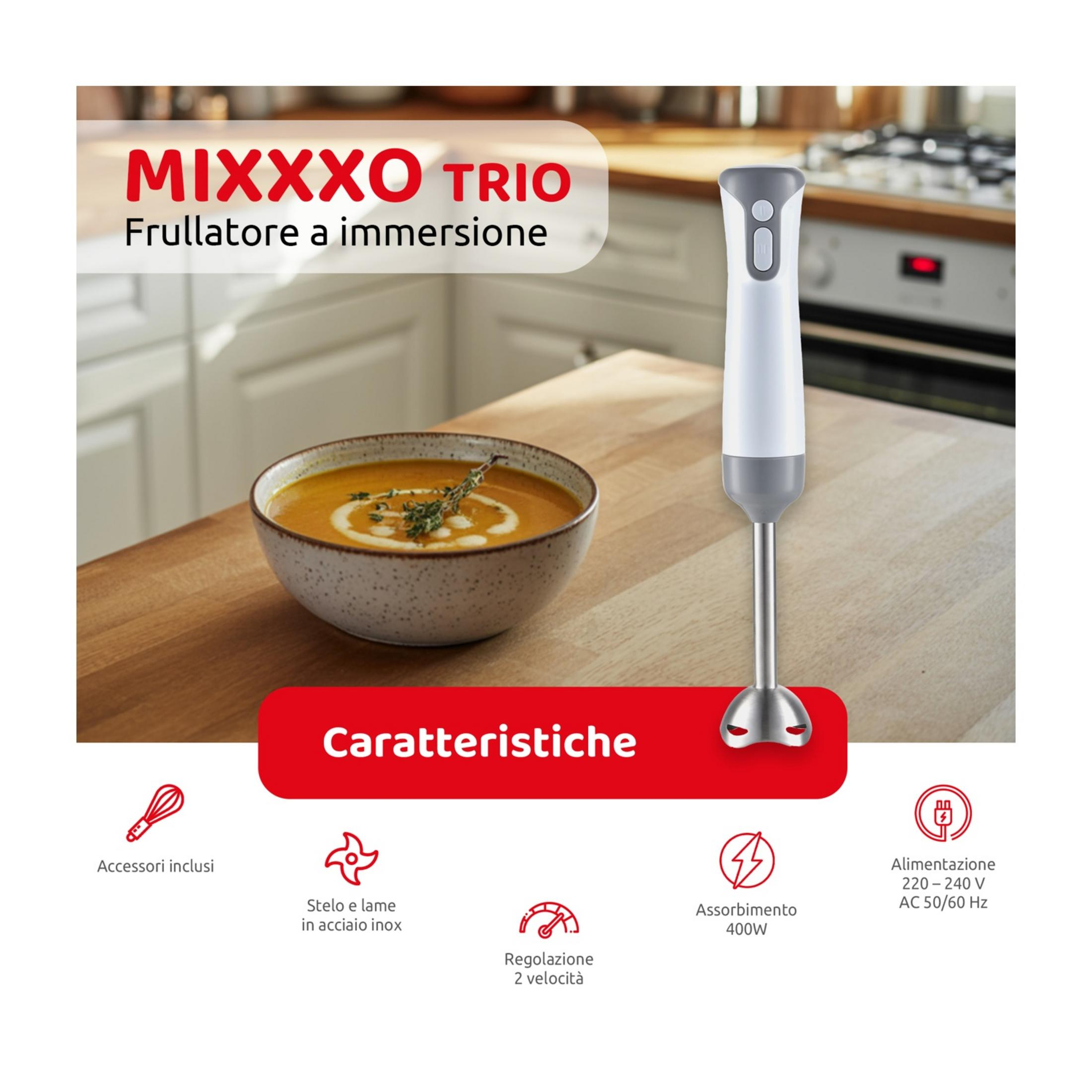 Blender ręczny obok miski zupy, z kuchnią i kuchenką w tle.