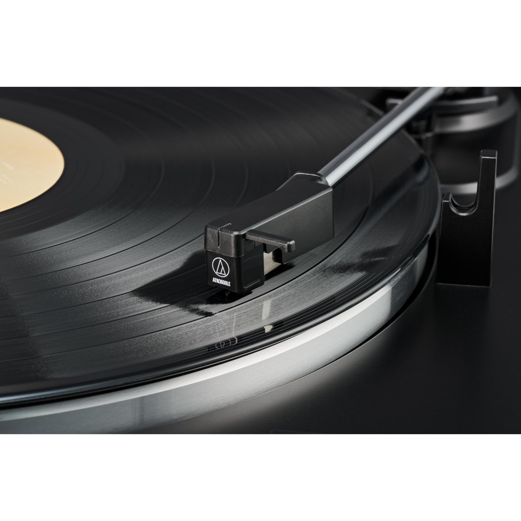 Puntina del giradischi su un vinile che gira.