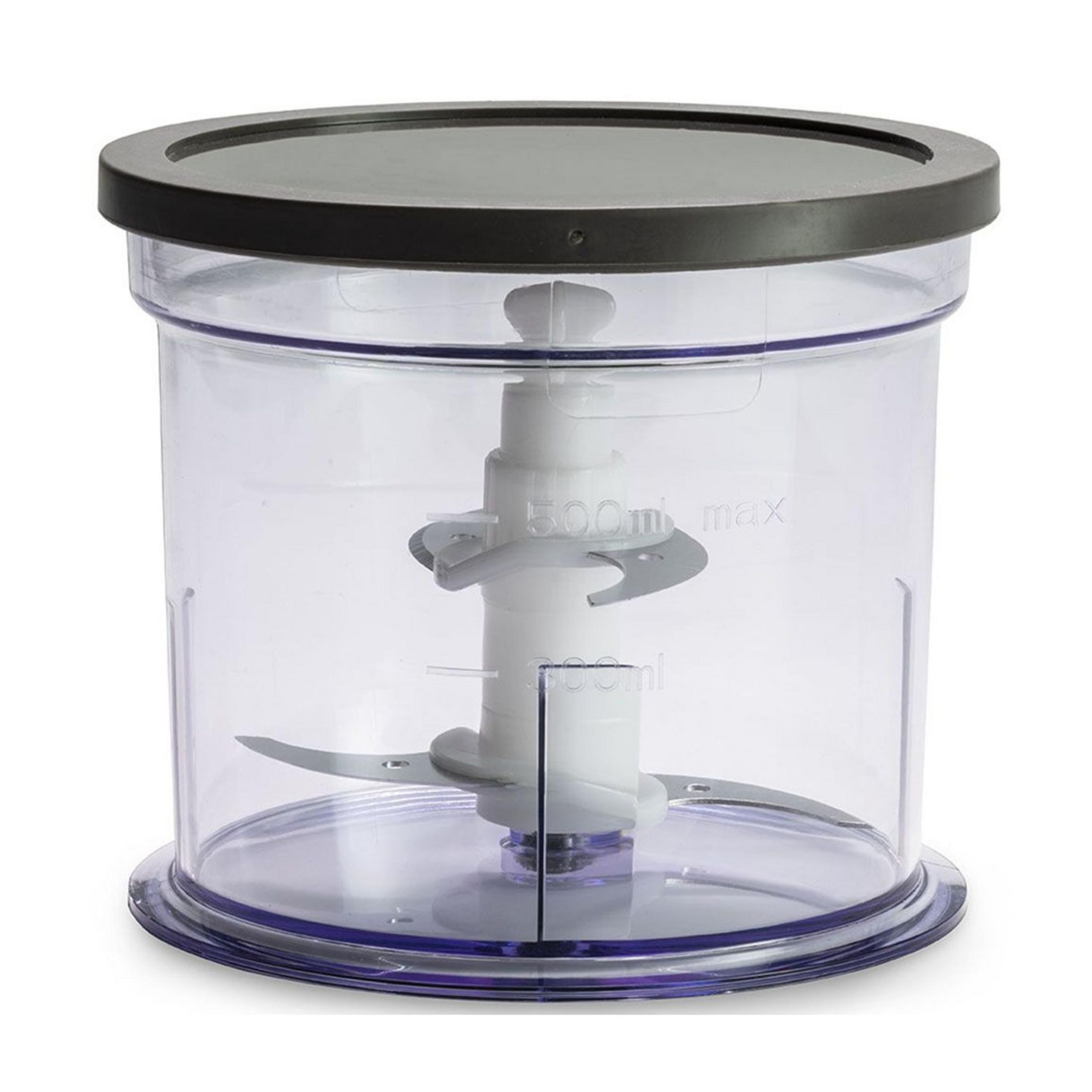 Un tritatutto trasparente con lame argentate e coperchio nero.