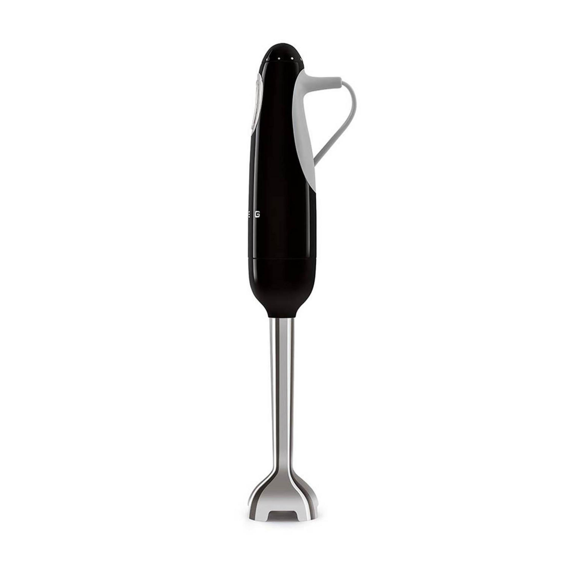 Czarny blender ręczny ze srebrnym trzonkiem i pętelką.