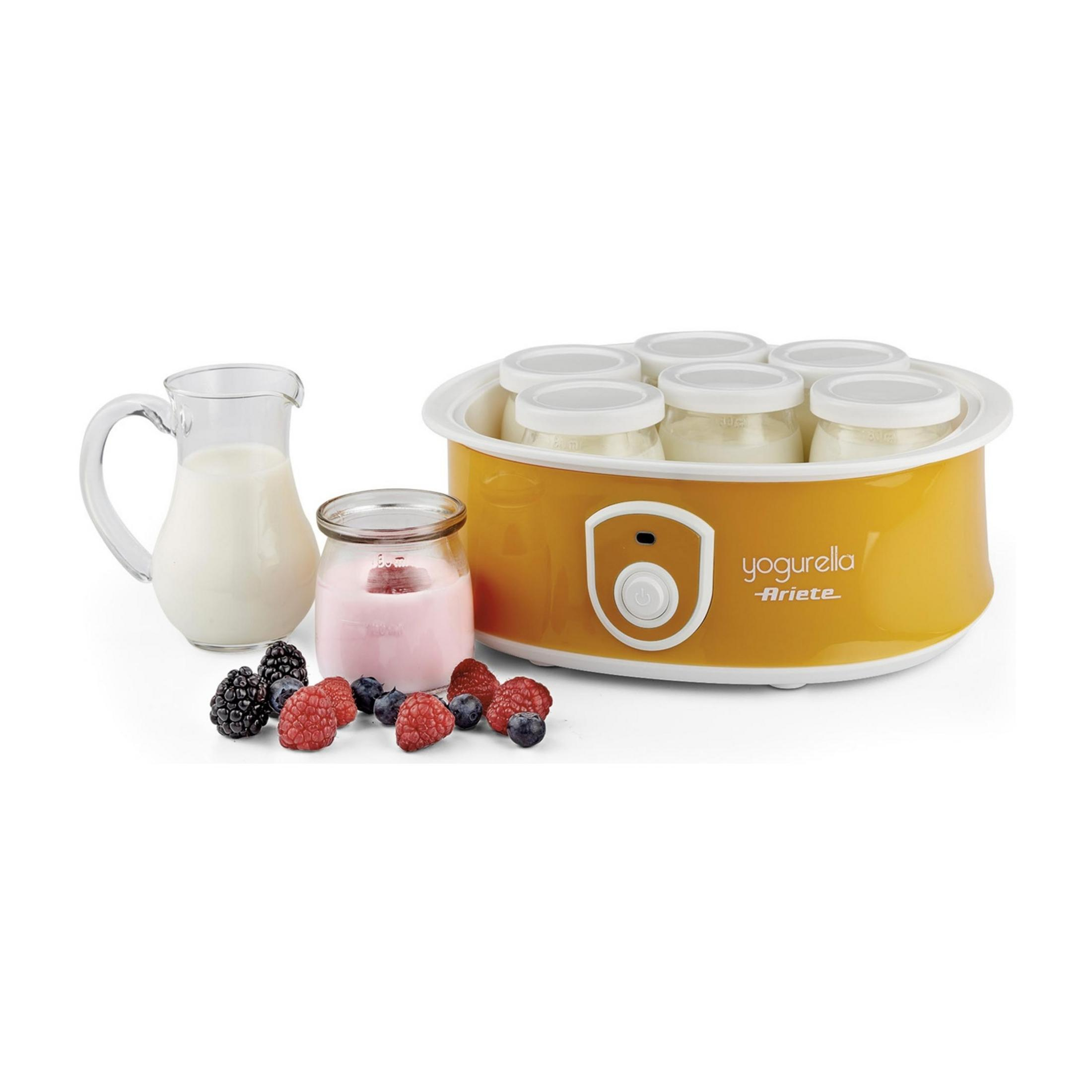 Maszynka do jogurtów ze słoikami, jagodami i dzbankiem mleka.