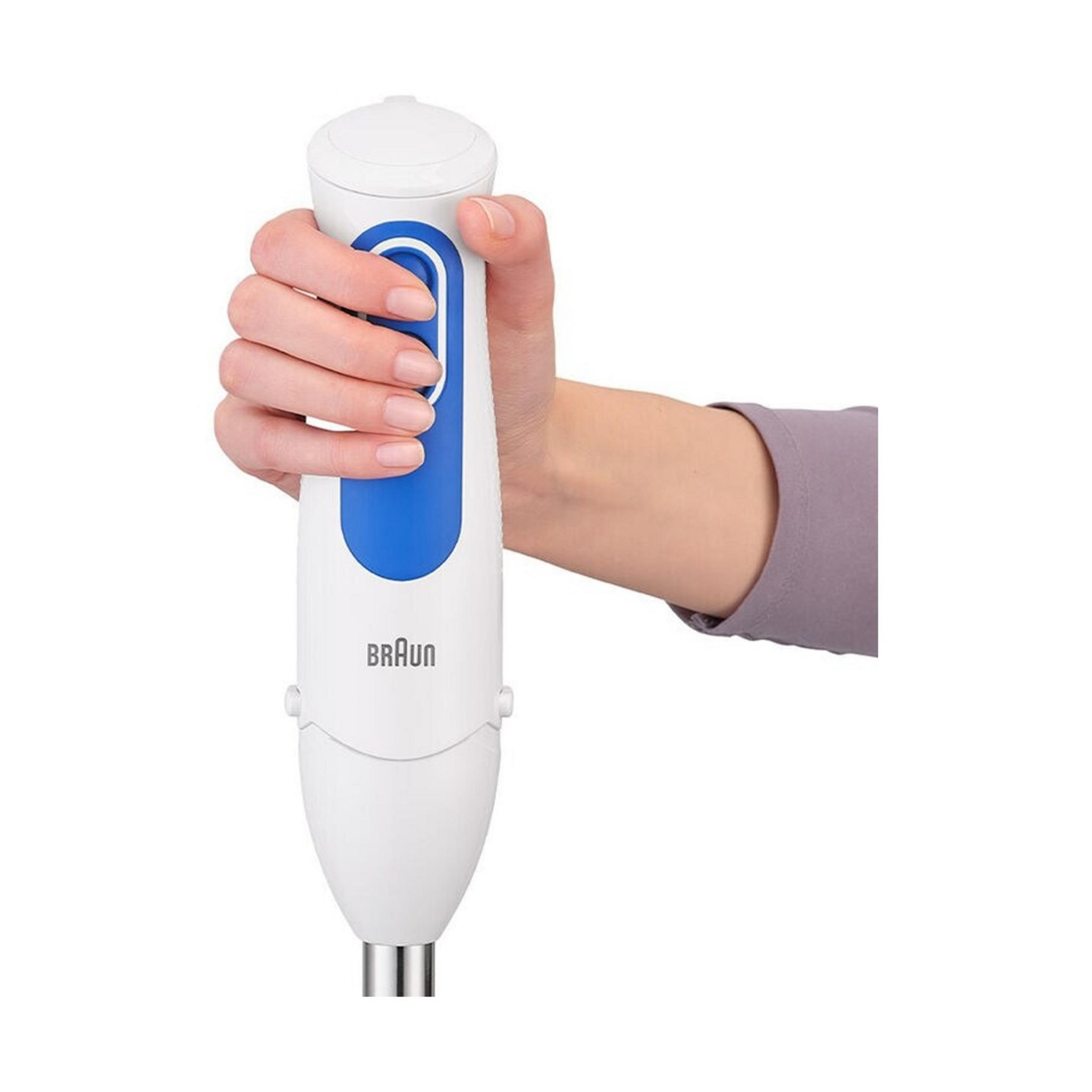 Una mano tiene un frullatore a immersione bianco con accenti blu.