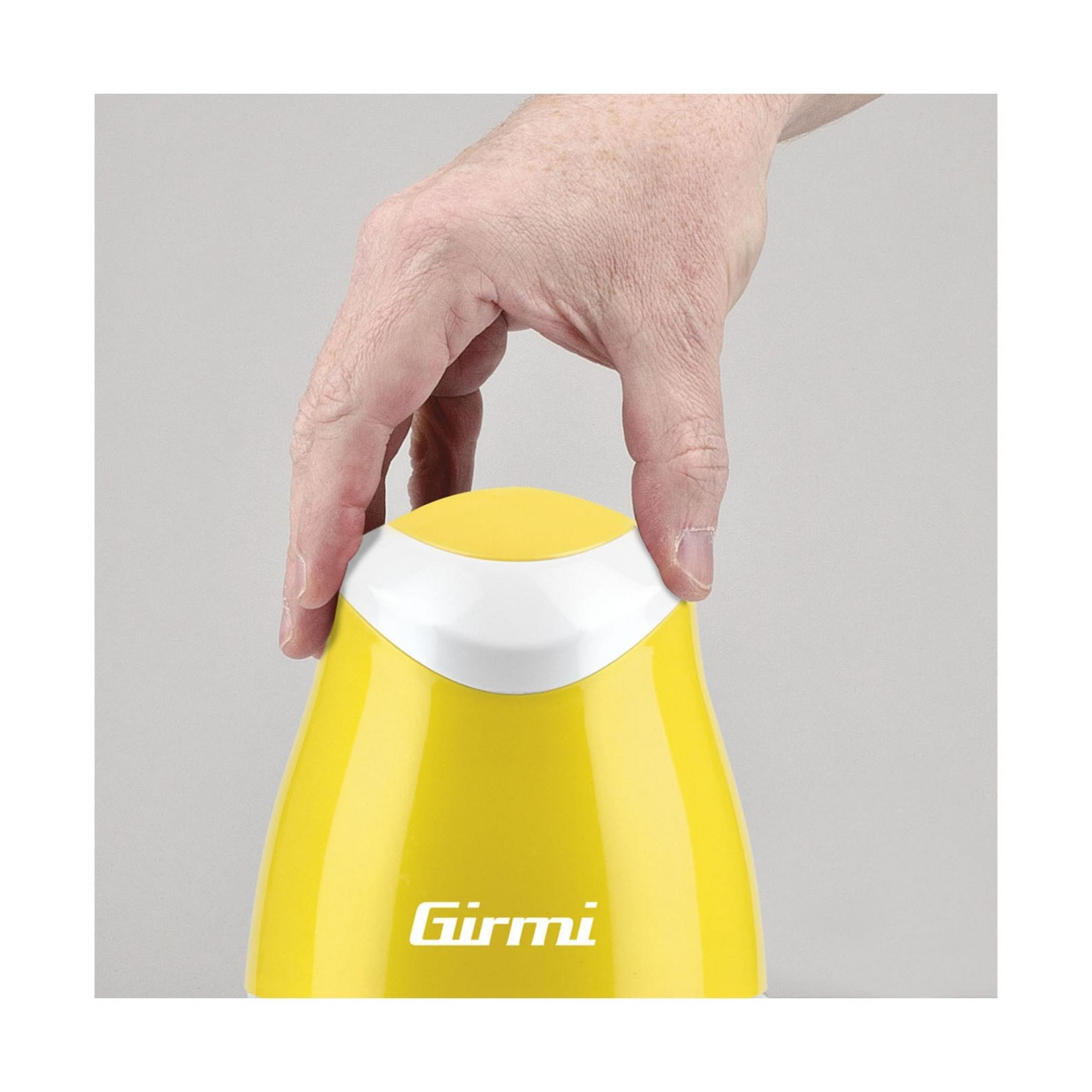 Eine Hand hält ein gelbes Girmi-Gerät mit weißem Ring.