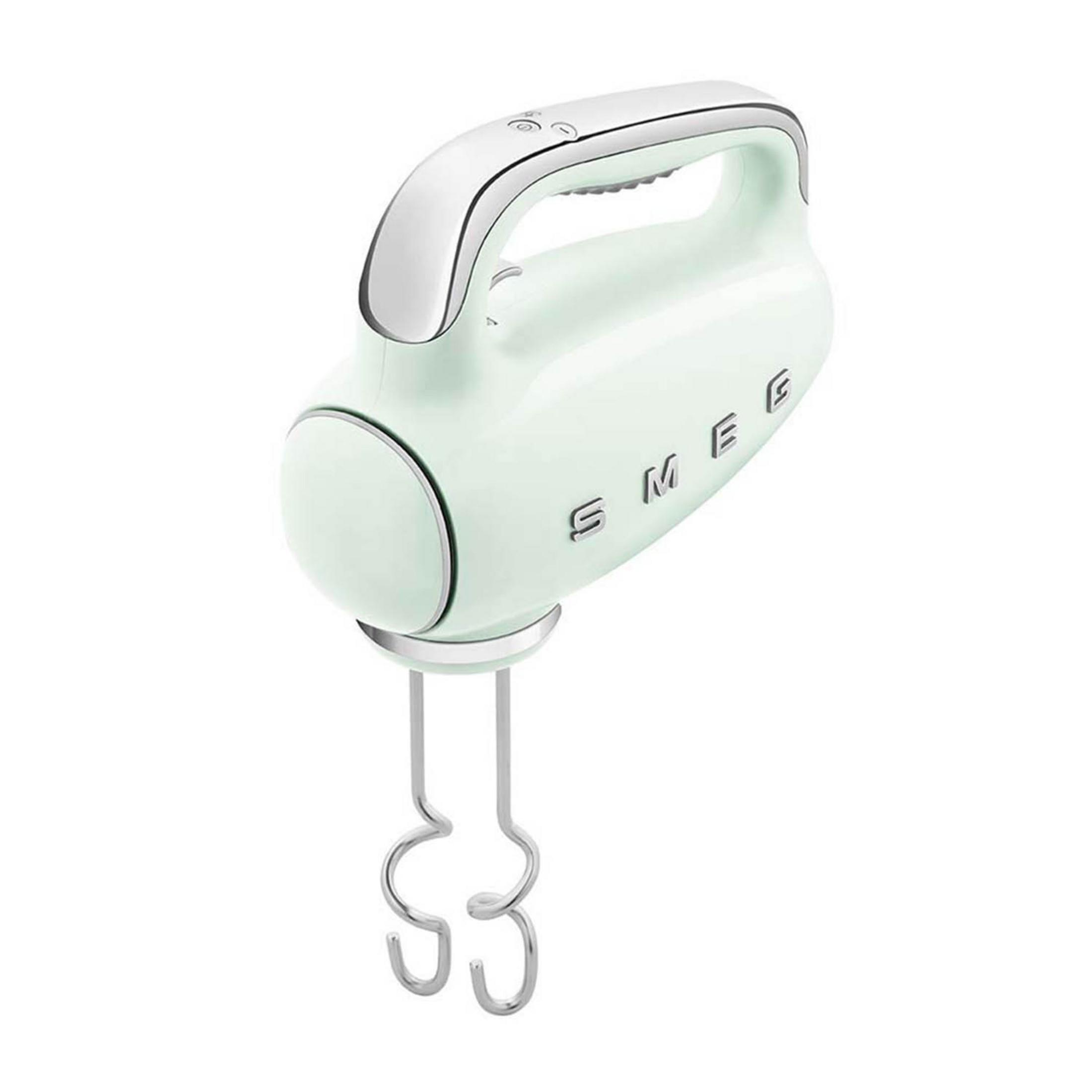 Ein hellgrüner Handmixer mit Chromdetails und zwei Rührbesen.